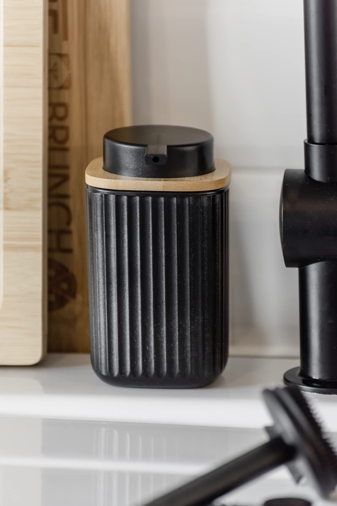 WENKO Dispensador de jabón Rotello, dosificador recargable con capacidad de 250 ml, en plástico de calidad óptima y detalles de bambú, apto para lavavajillas, 8,9 x 12,7 x 7,5 cm, negro/natural