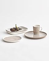 Vista 4 de MARIMEKKO Oiva Räsymatto - Bandeja para servir beige y blanco. Refina la decoración de tu cocina con nuestro icónico gres blanco. Elegante plato