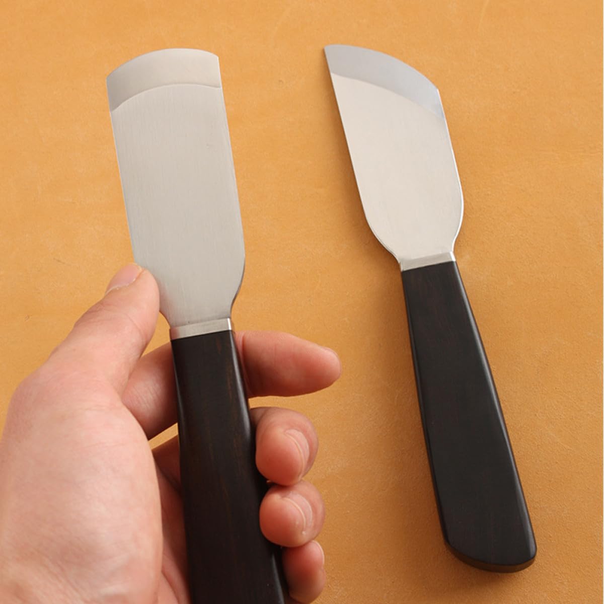Gatuida Herramienta para Artesanía de Cuero, Cuchillo de Corte Acero, Filo Biselar y Pelado Antideslizante para DIY