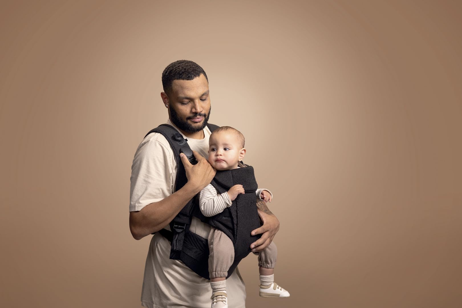 Mamas & Papas Kudo Porte-bébé – Noir – Facile à installer, à ajuster et à enlever, design innovant, soutien ergonomique, posture saine – 0-36 mois