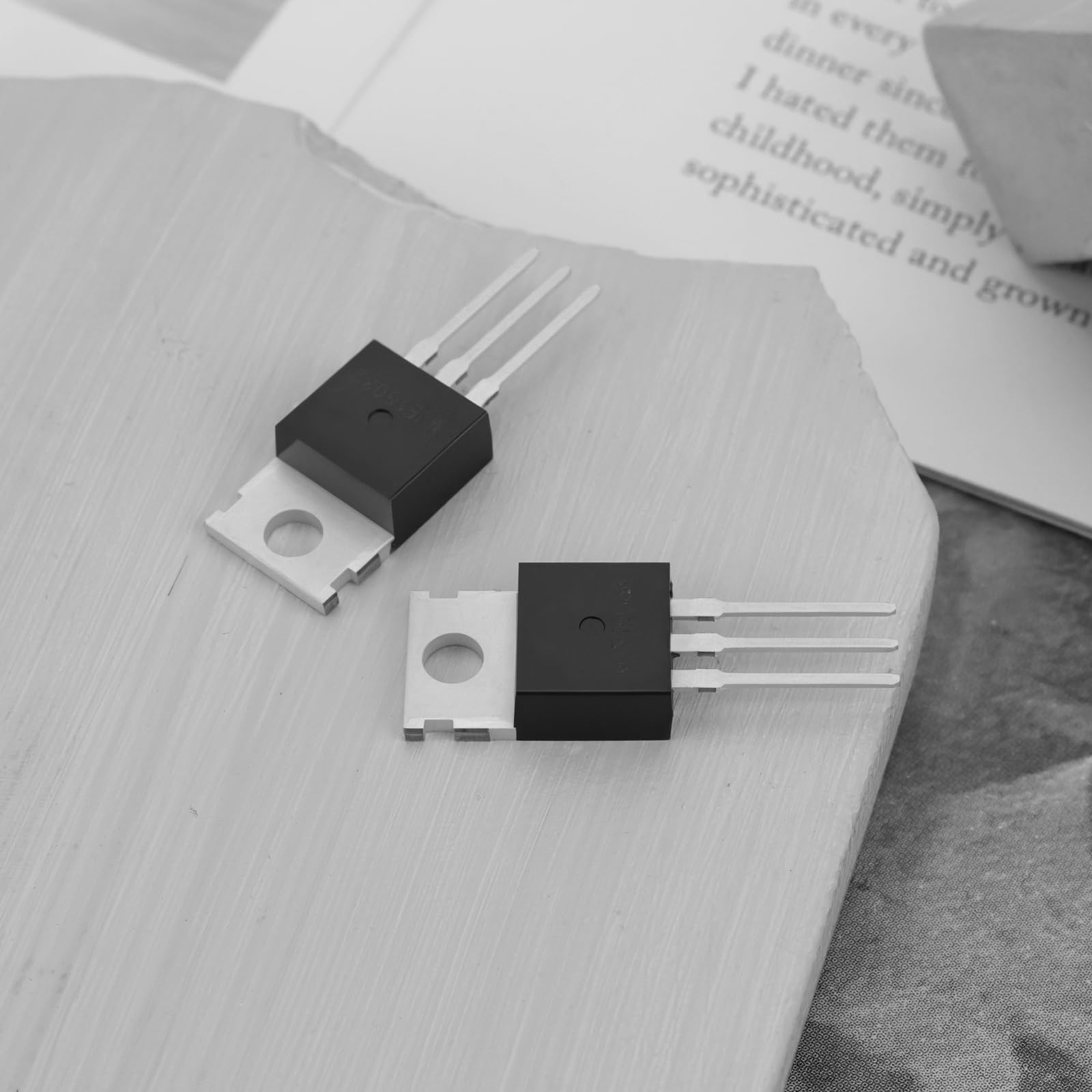 The Lord of the Tools 2 Paia Di Transistor Audio MJE15032G MJE15033G TO-220 8A 250V 50W NPN PNP 3 Pin Transistor A Giunzione Bipolare Assortimento Per Restauro Di Elettronica d'epoca Nero