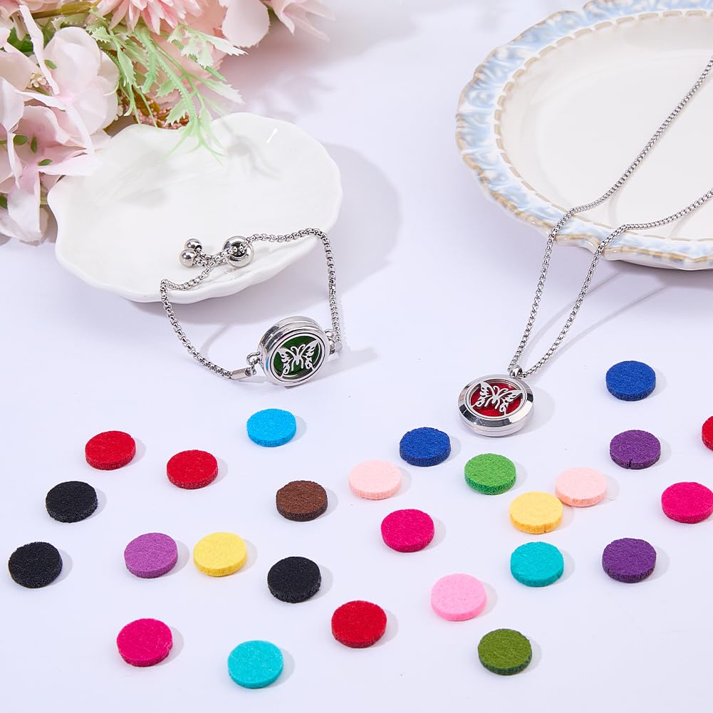 SUPERFINDINGS 2Styles - Collar difusor de aceites esenciales, pulsera de acero inoxidable, medallón de aromaterapia, juego de colgante redondo plano con 20 almohadillas de perfume intercambiables