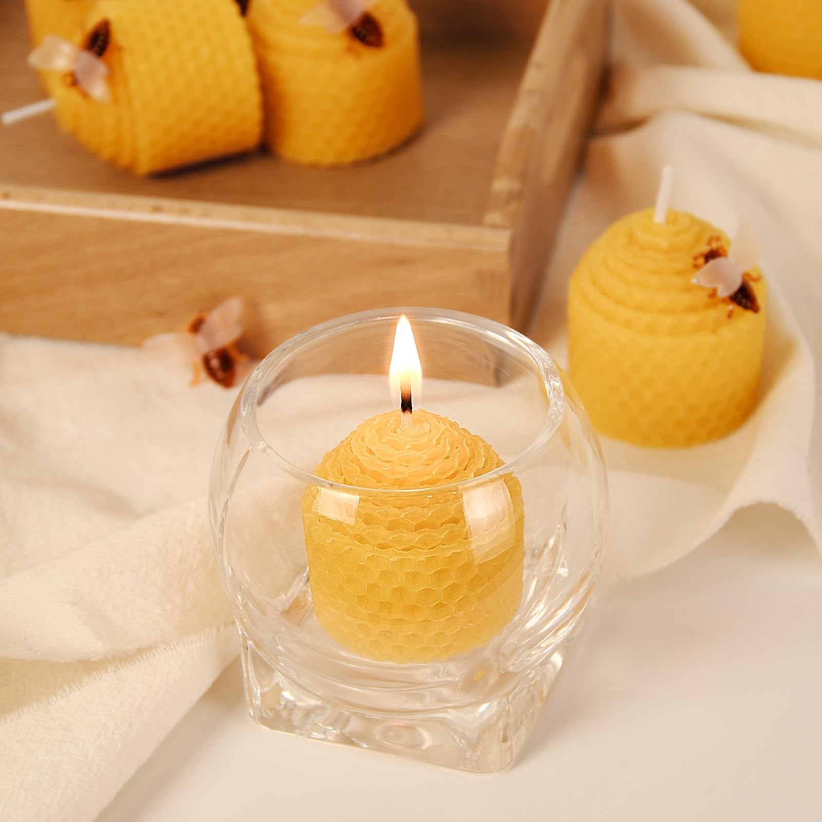 DEYBBY Juego de 6 velas de cera de abeja natural, velas votivas de abeja pequeñas con decoraciones de abejas pequeñas como regalo (amarillo)