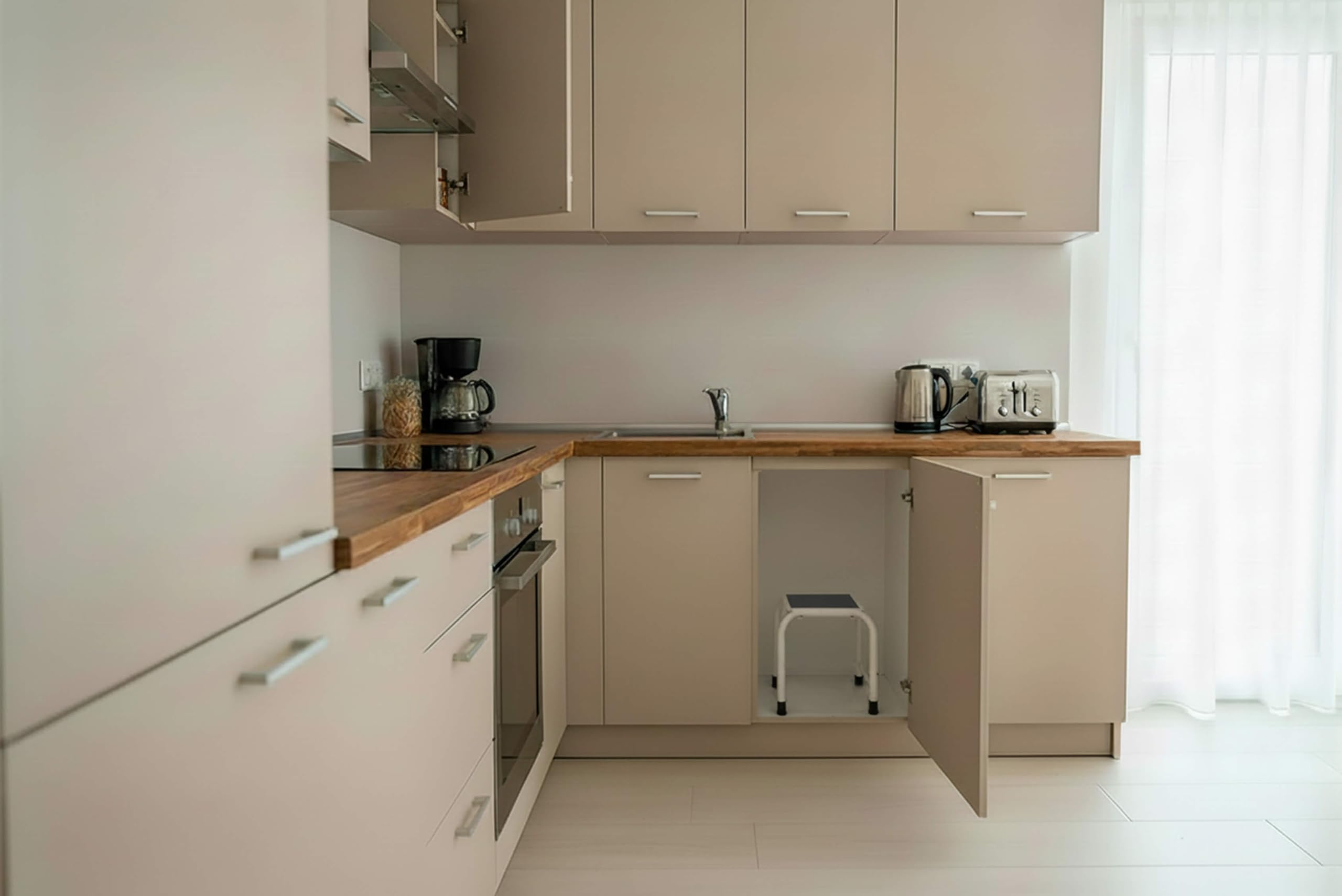 Taburete – Plataforma de 1 peldaño – para el hogar, la Cocina, el Taller, el Armario, la Oficina – Carga máxima 150 kg – Plataforma y Patas Antideslizantes – Estable y Ligero – Blanco