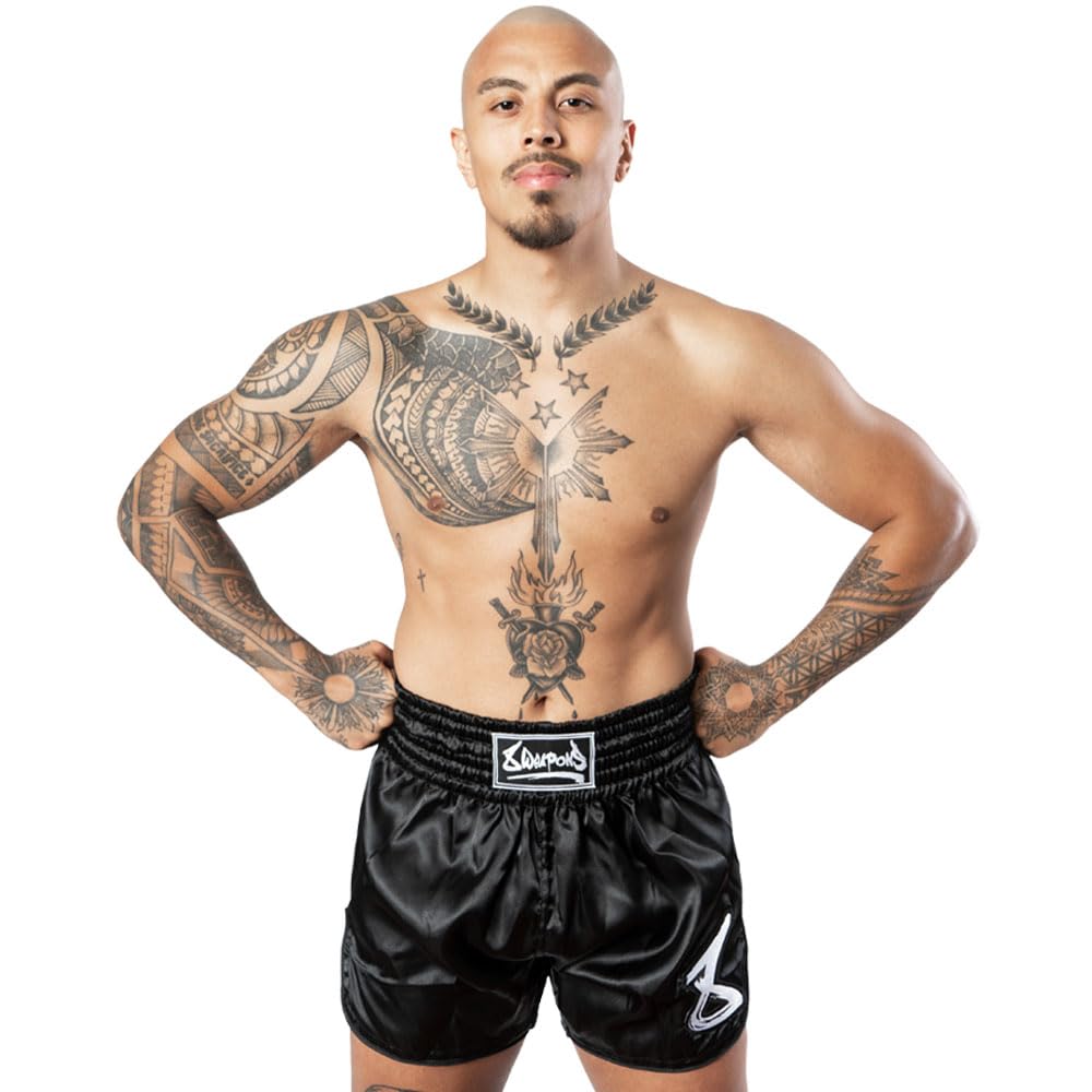 8 WEAPONS Muay Thai Shorts Strike, Schwarz-Weiß, Kickboxhose für Training & Wettkampf, Thaibox Shorts Satin, Atmungsaktiv, Langlebig, Kampfsporthose für MMA, K1, Boxen, Thai Boxen