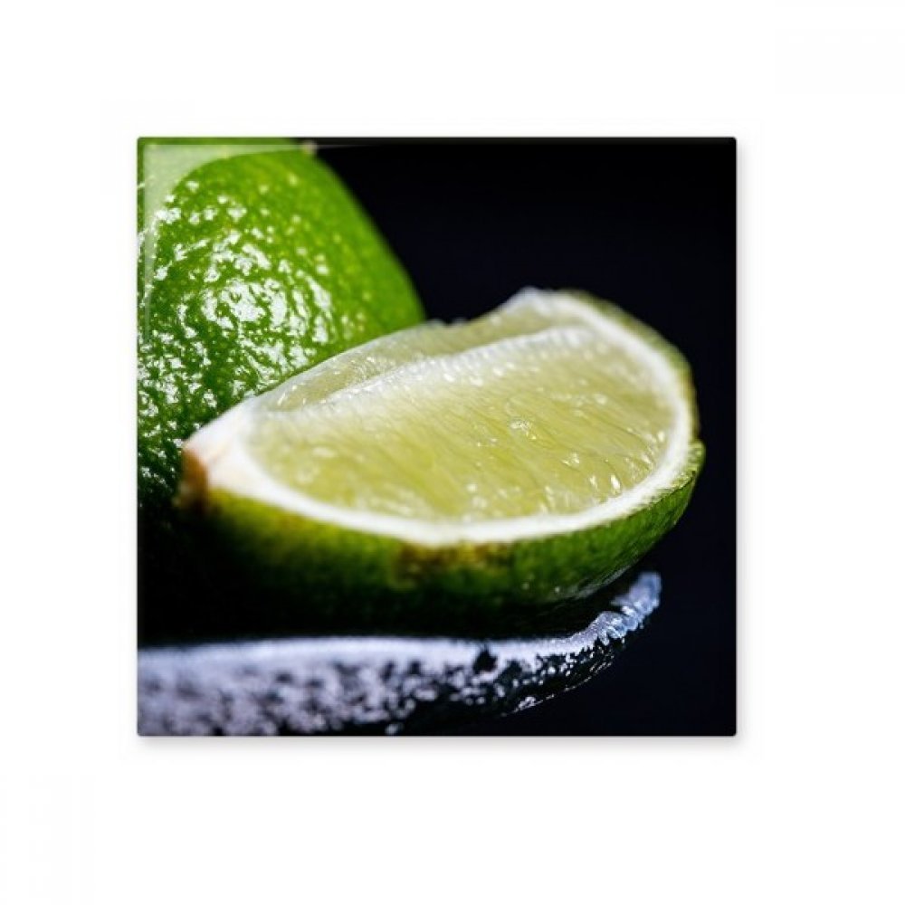Carrelage céramique citron vert pour égayer un mur en pierre sombre