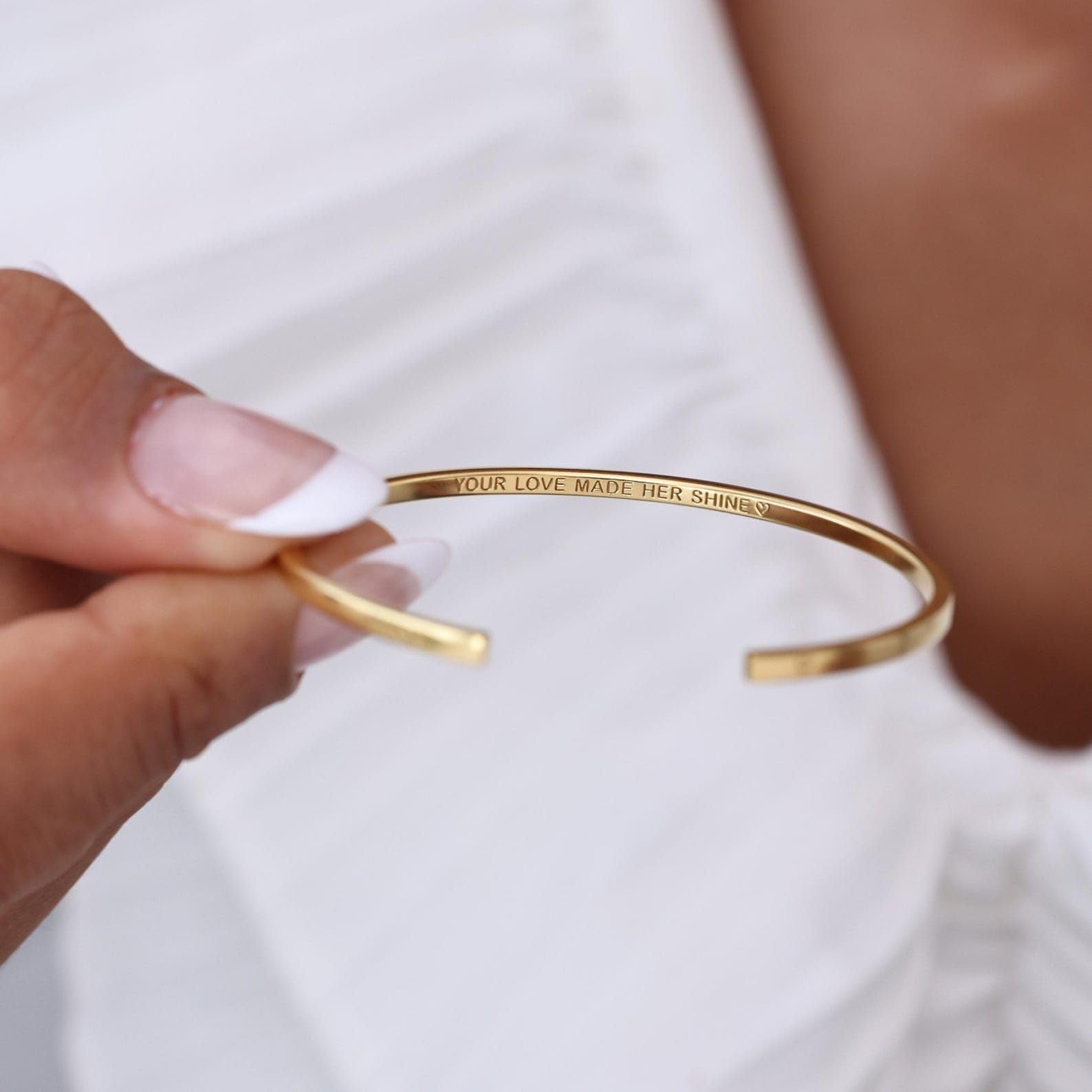 Pulsera de esposa grabada plata de ley 925 Mensaje personalizado delicado apilable brazalete novia novio hecho a mano