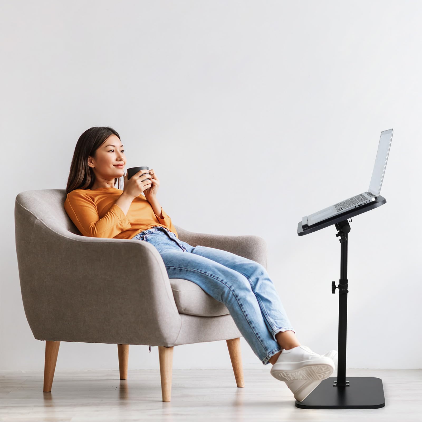 comfoyar Tavolino a Forma C Altezza Regolabile, Girevole 360° Tavolino di Divano Laterale con Doghe per Letto Vasca da Bagno, Tavolino da Caffè Moderno per Soggiorno Ufficio, Piccolo Spazio, Nero