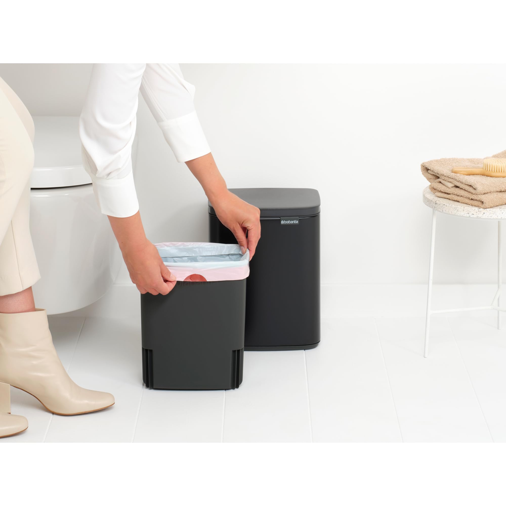 Brabantia Pattumiera Bo 7L - Piccolo ed elegante - Apertura e chiusura soft - Igienico e poco ingombrante - appendibile a parete - Per bagno, toilette, camera da letto - Matt Black