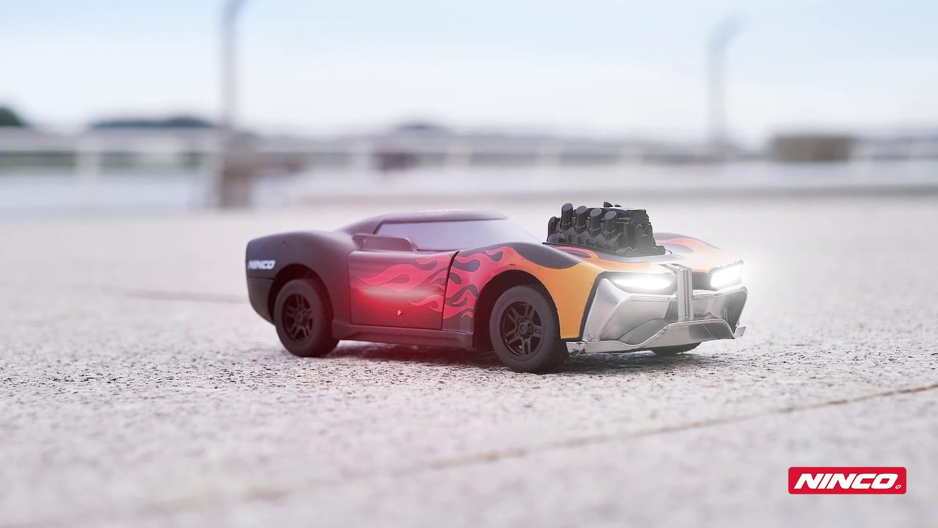 Ninco - Crasher op afstand bestuurde auto met licht, 3 snelheden en wanneer het een obstakel raakt, vliegen motorkap en deuren in de lucht. Werkt op batterijen. Vanaf 6 jaar (NH93194