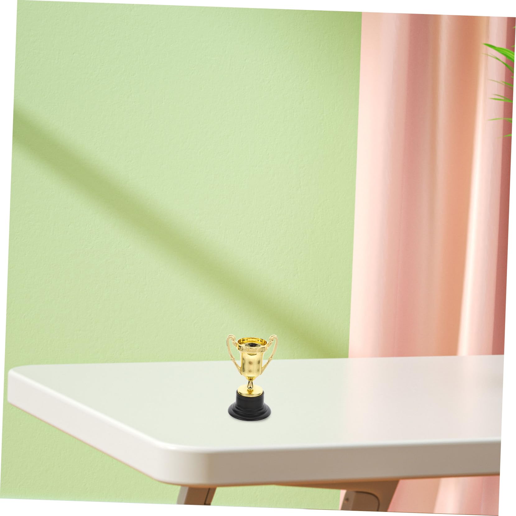 30 Goldene Kleiner Pokale aus Kunststoff für Kinder als Belohnung | Klassische Trophäenform mit Glatter, Glänzender Oberfläche, 30 Stück, Passend für Klassenraum und Sportbankett