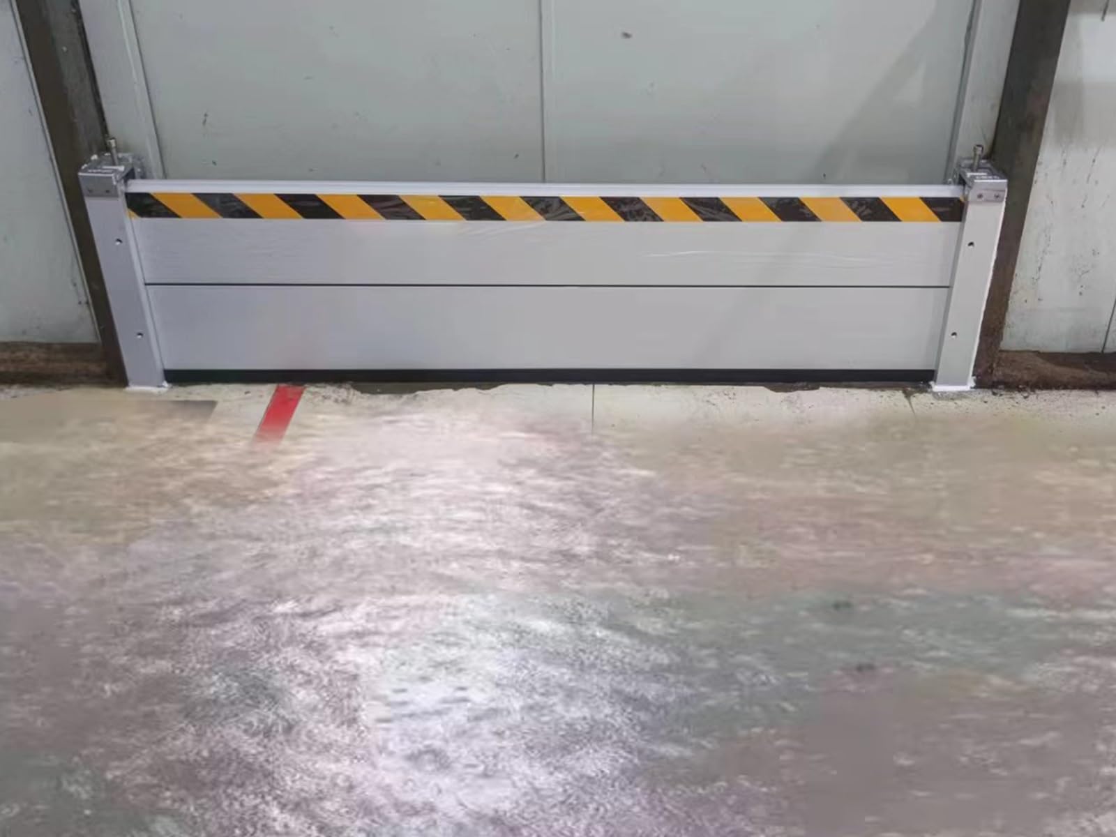 Flood Protection Barriers Shield Heavy Duty Flood Water Barrier 16 Inch High, Aluminum Detachable Flood Door System for Garage Door/ Basement/ Front Gate/ Store Entrance, Unit Module Design(Silver-L14