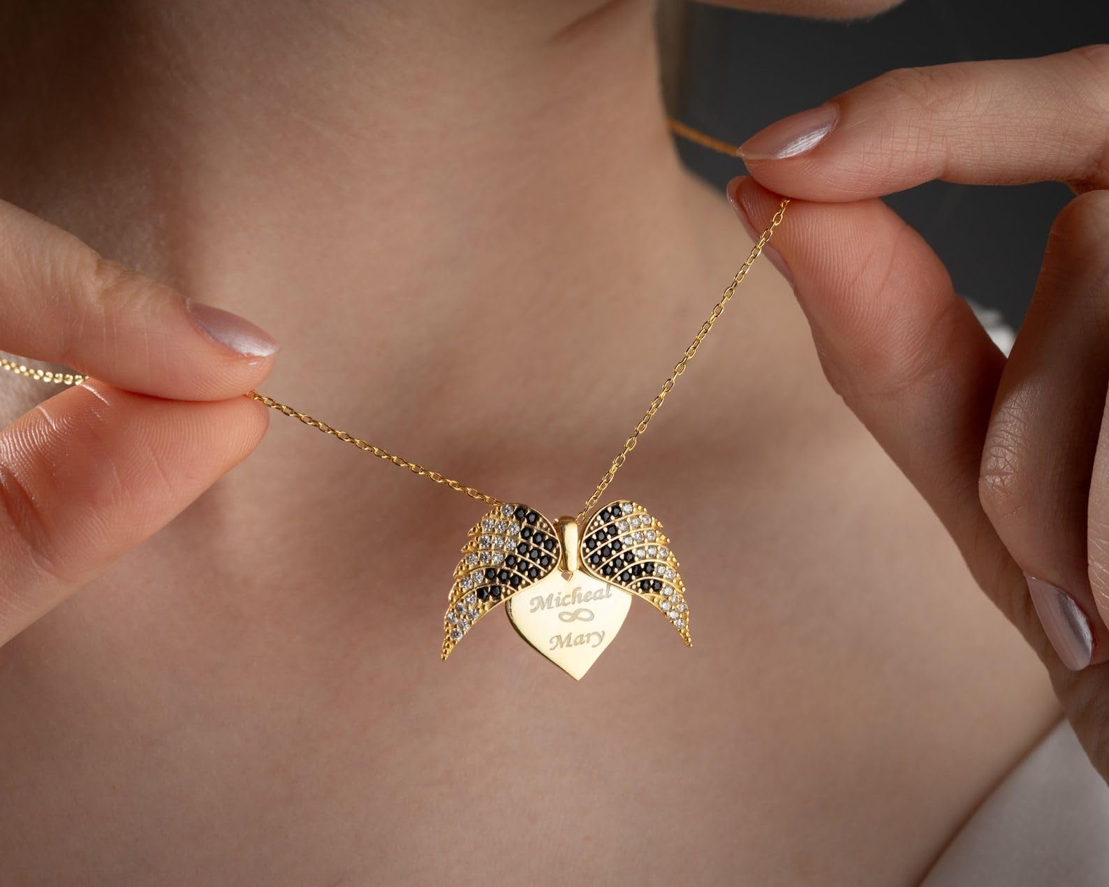 Personalizzato ali d'angelo collana con inciso nome, oro cuore su misura custode ciondolo, Design minimalista