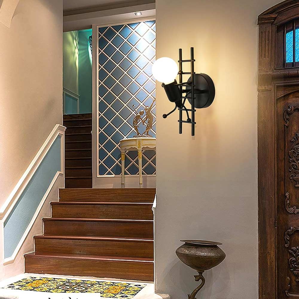 Vetrineinrete® Applique da parete decorativo a forma di omino sulla scala lampada da muro in metallo attacco E27 arredo casa soggiorno (Nero)