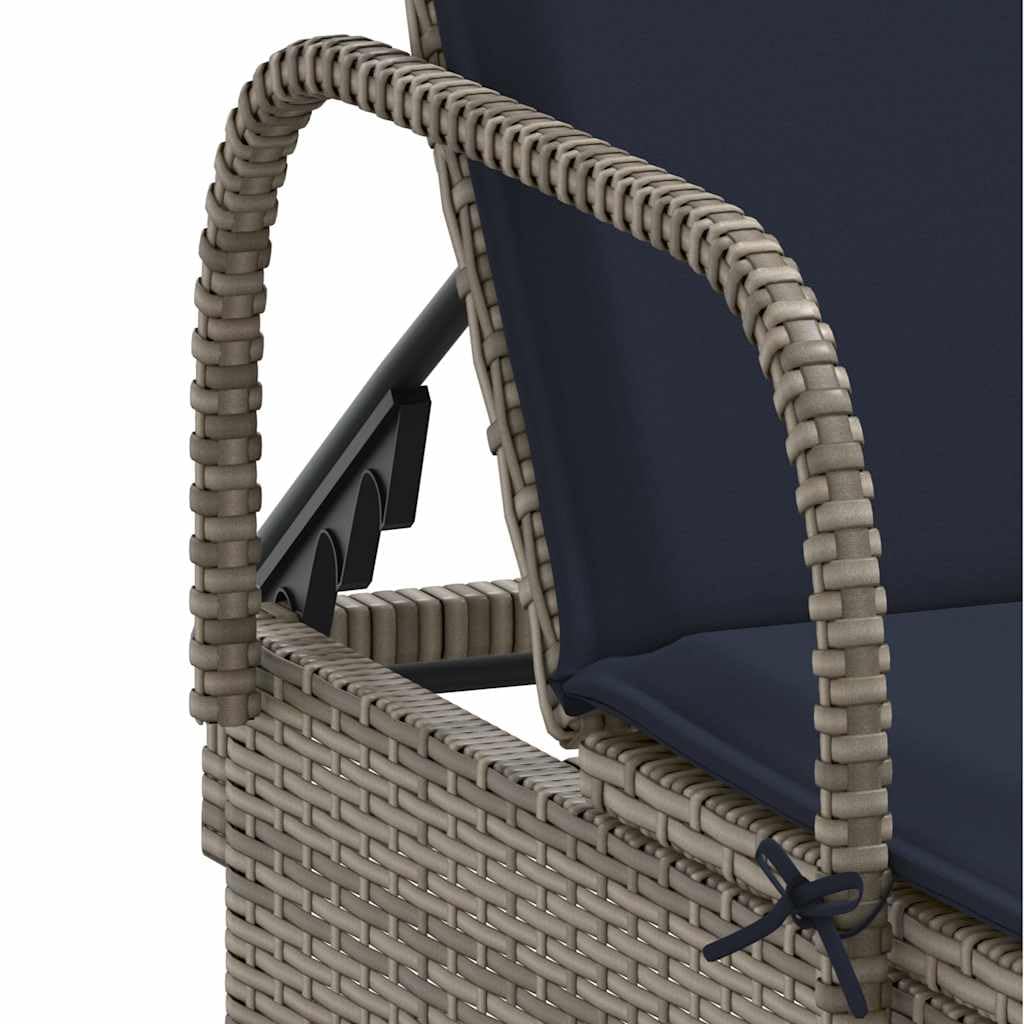 Lettino prendisole con ruote, lettino da giardino in polyrattan con schienale regolabile, sdraio relax per terrazza, cuscino incluso, grigio e blu navy, 200 x 61 cm