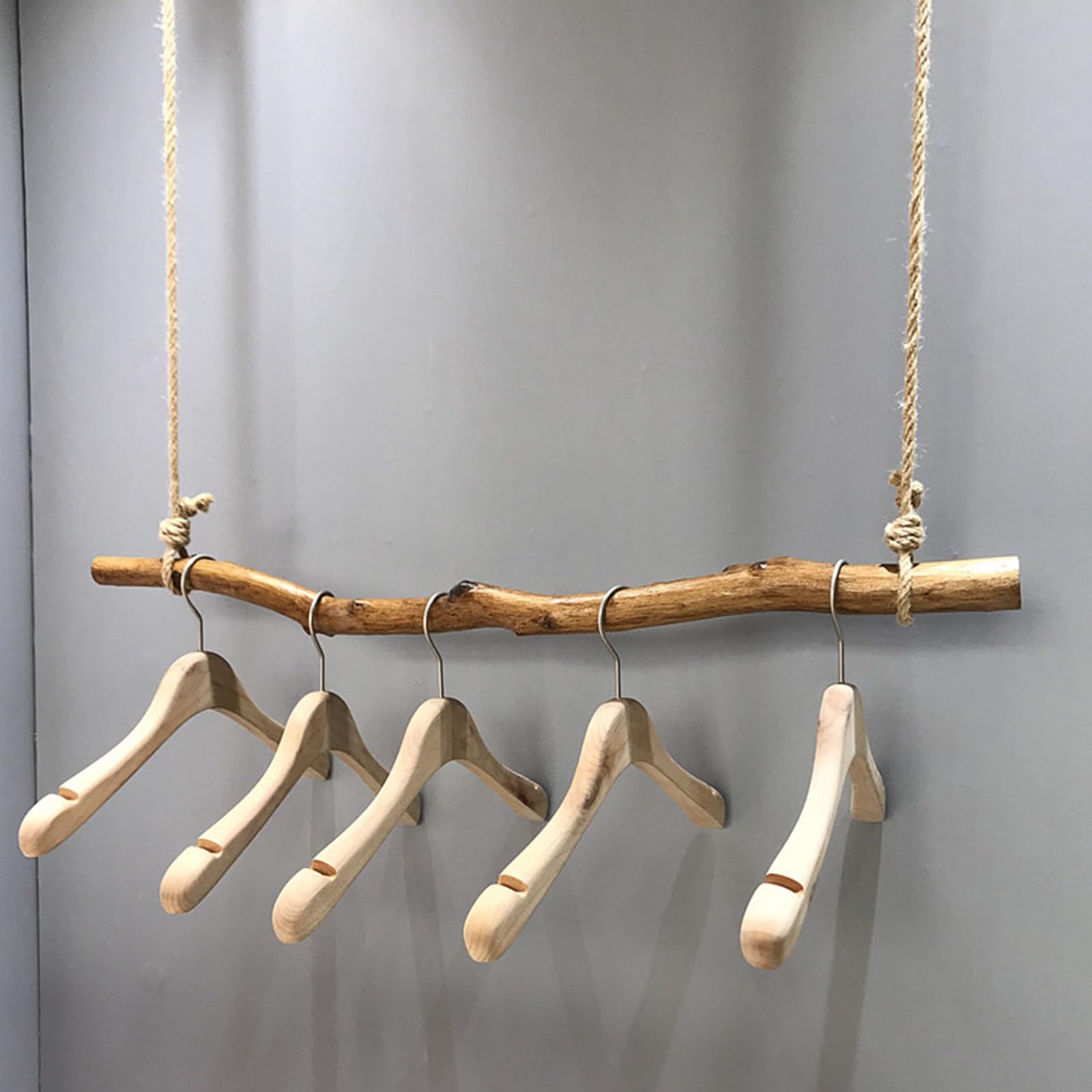 Design élégant en bois naturel pour penderie authentique et poétique
