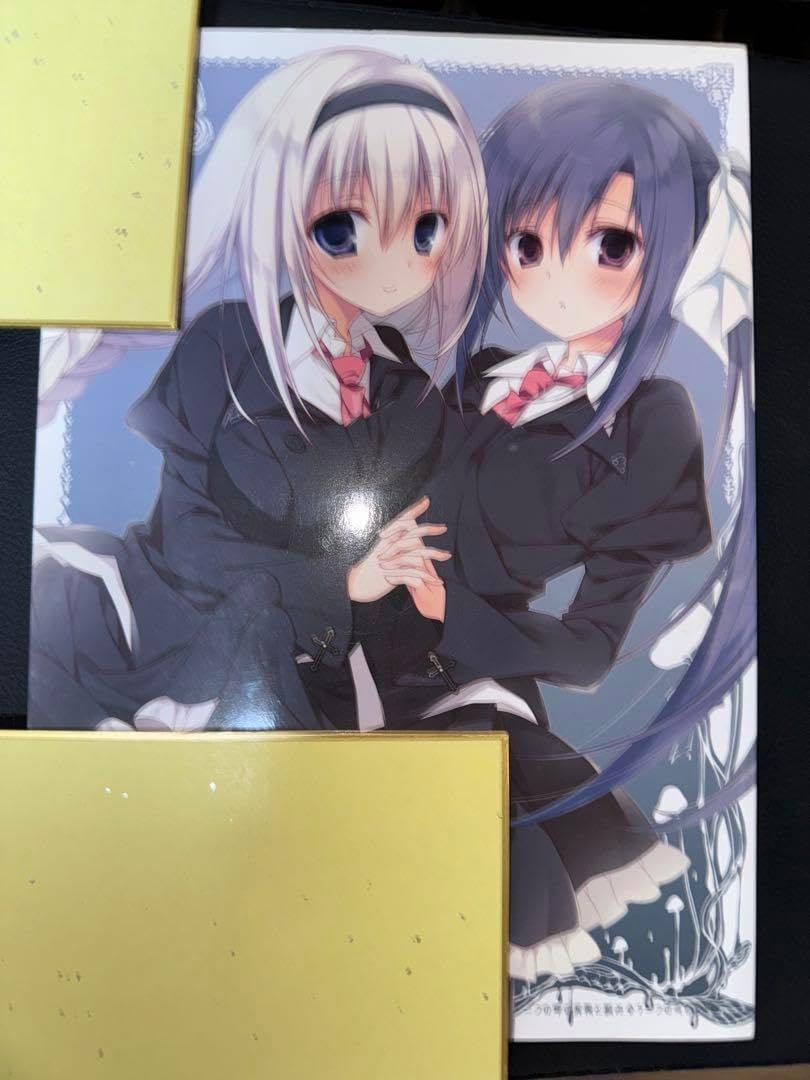 二つの蝉の屍骸と絡み合う二つの冬虫夏草