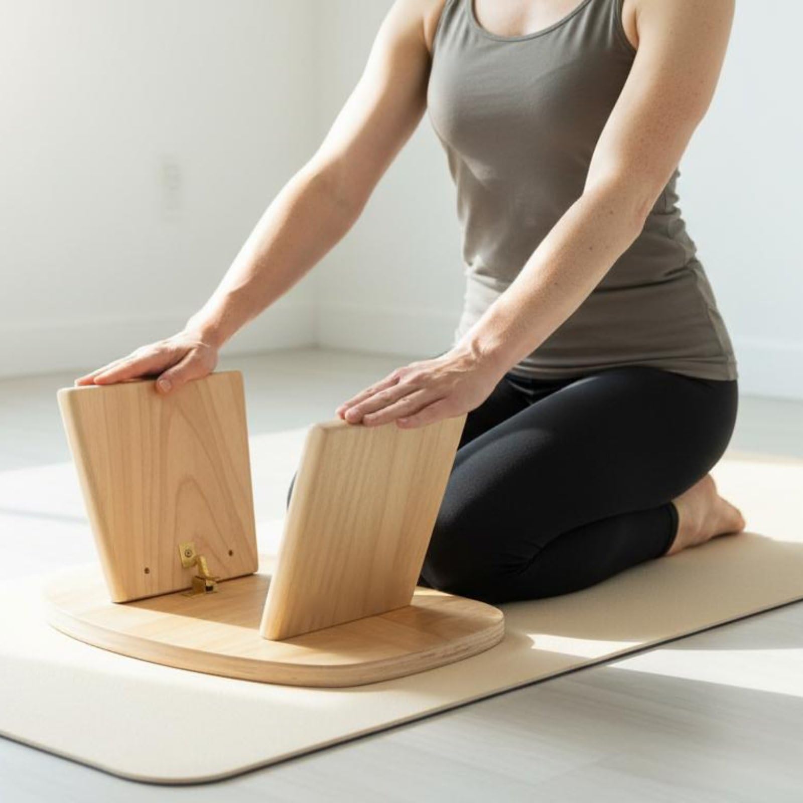 Milageto Banco de Meditación Sólido Asiento Ergonómico para Alineación Correcta Estructura Desmontable Fácil de Soporte Firme para Sesiones, Madera Natural, M+Hebilla
