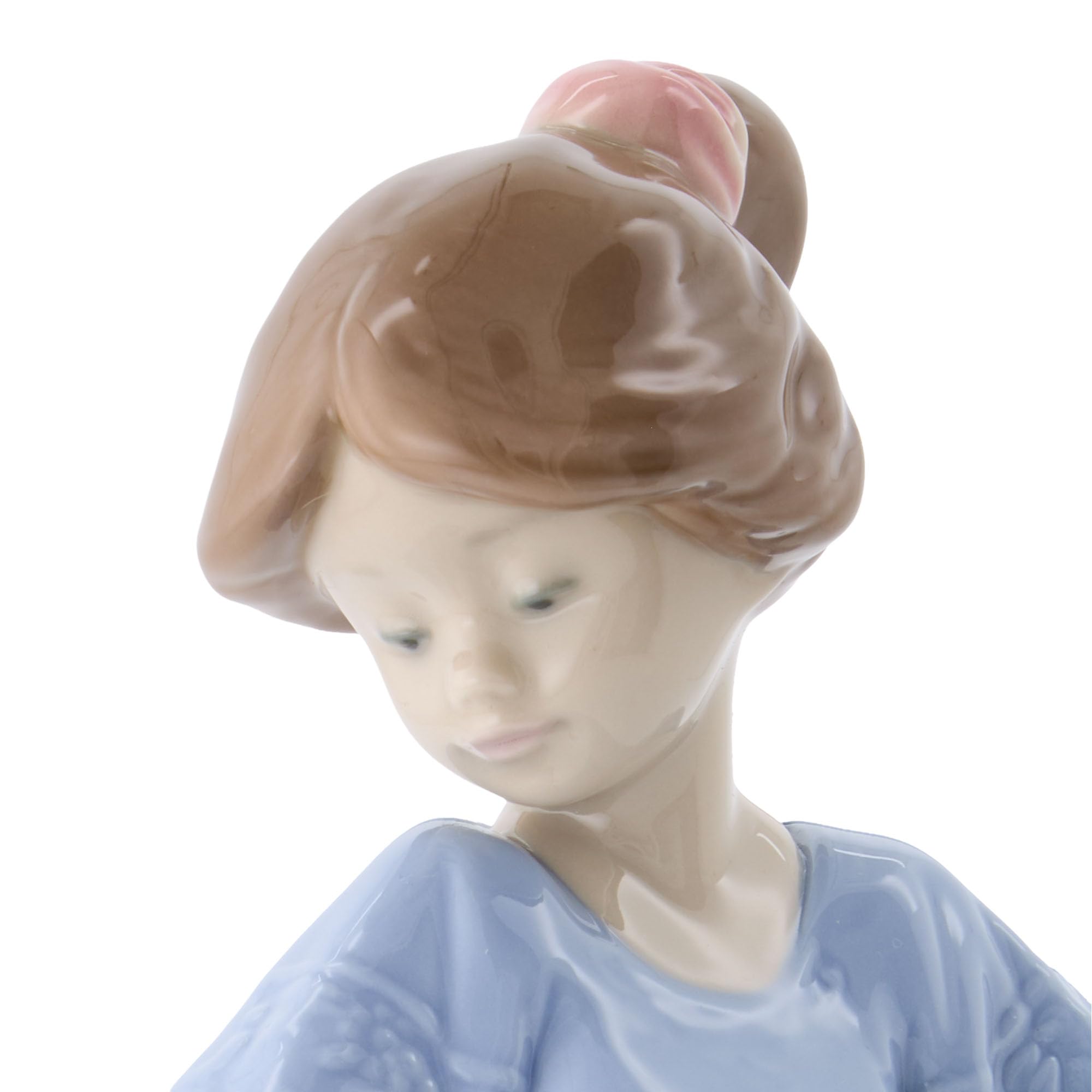 NAO How Pretty! Edición Especial. Figura Decorativa de Porcelana Brillo. Figurita Ornamental de Niña con Camisón en Tonos Pastel para Decoración del Hogar