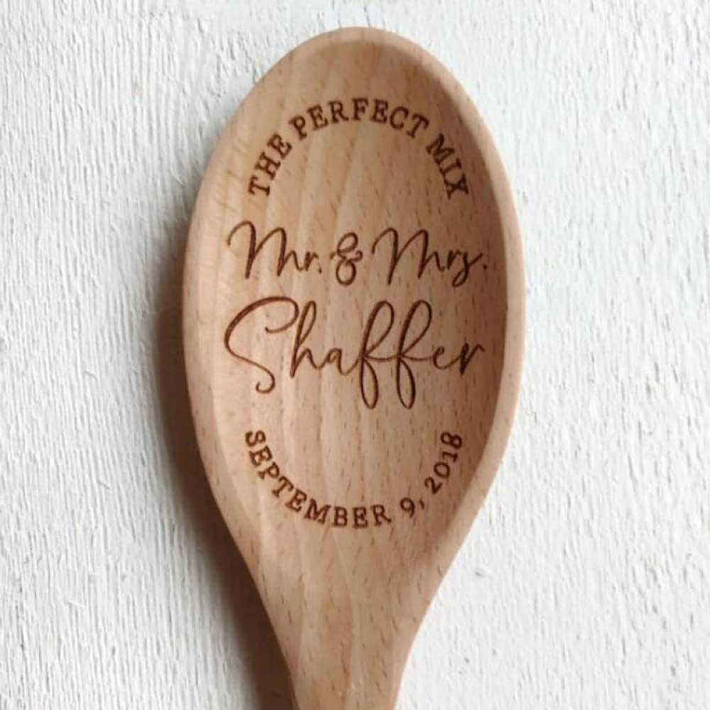 Der perfekte Mr. und Mrs. Holzlöffel, personalisiertes Hochzeitsgeschenk mit benutzerdefiniertem Nachnamen, lasergravierter Holzlöffel, Brautpartygeschenk/personalisiertes aufmerksames Geschenk, c