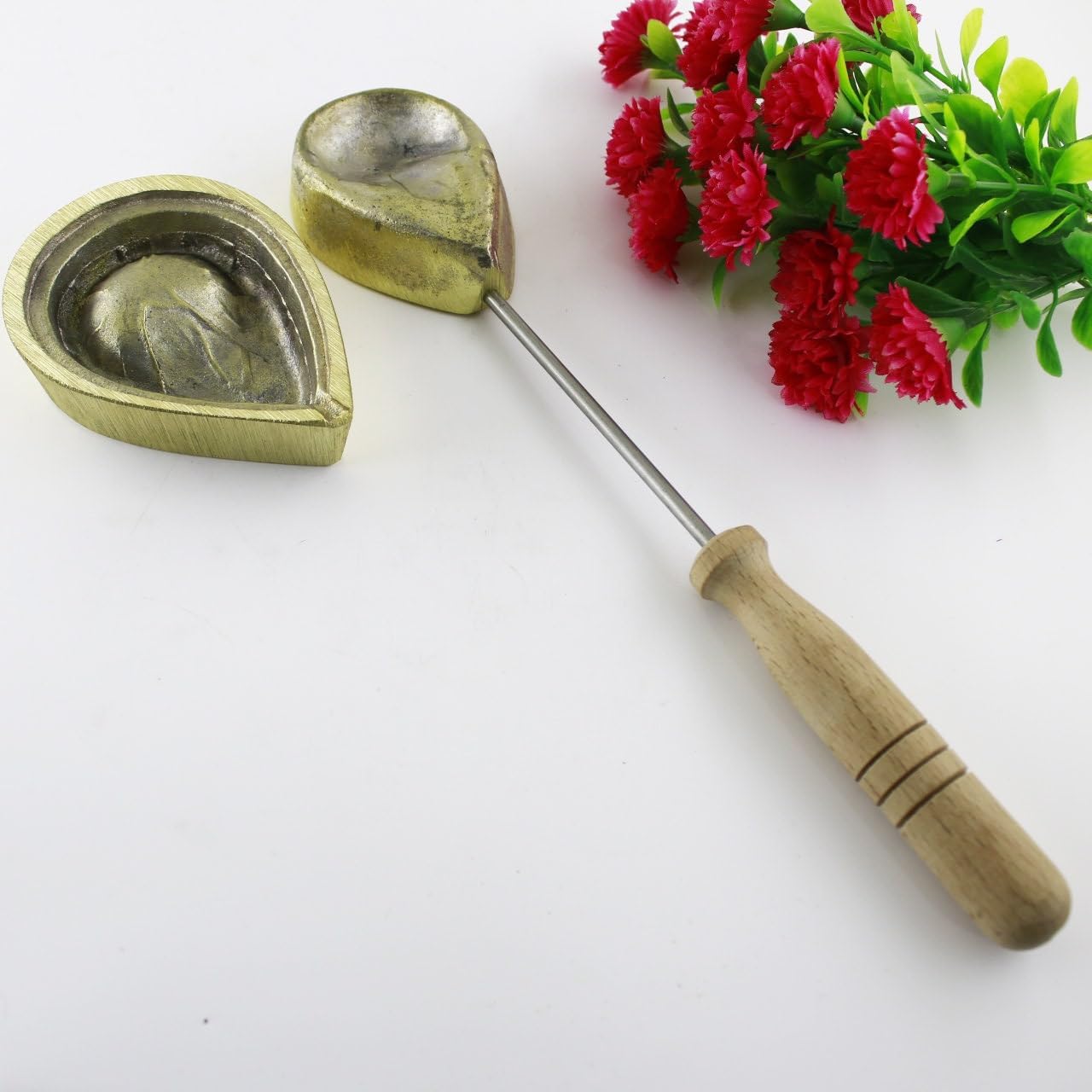 Flower Making Tool – Petal & Leaf Mould with Wooden Handle – Crafting Iron for Fabric & Silk Flowers (7cm x 5cm)
