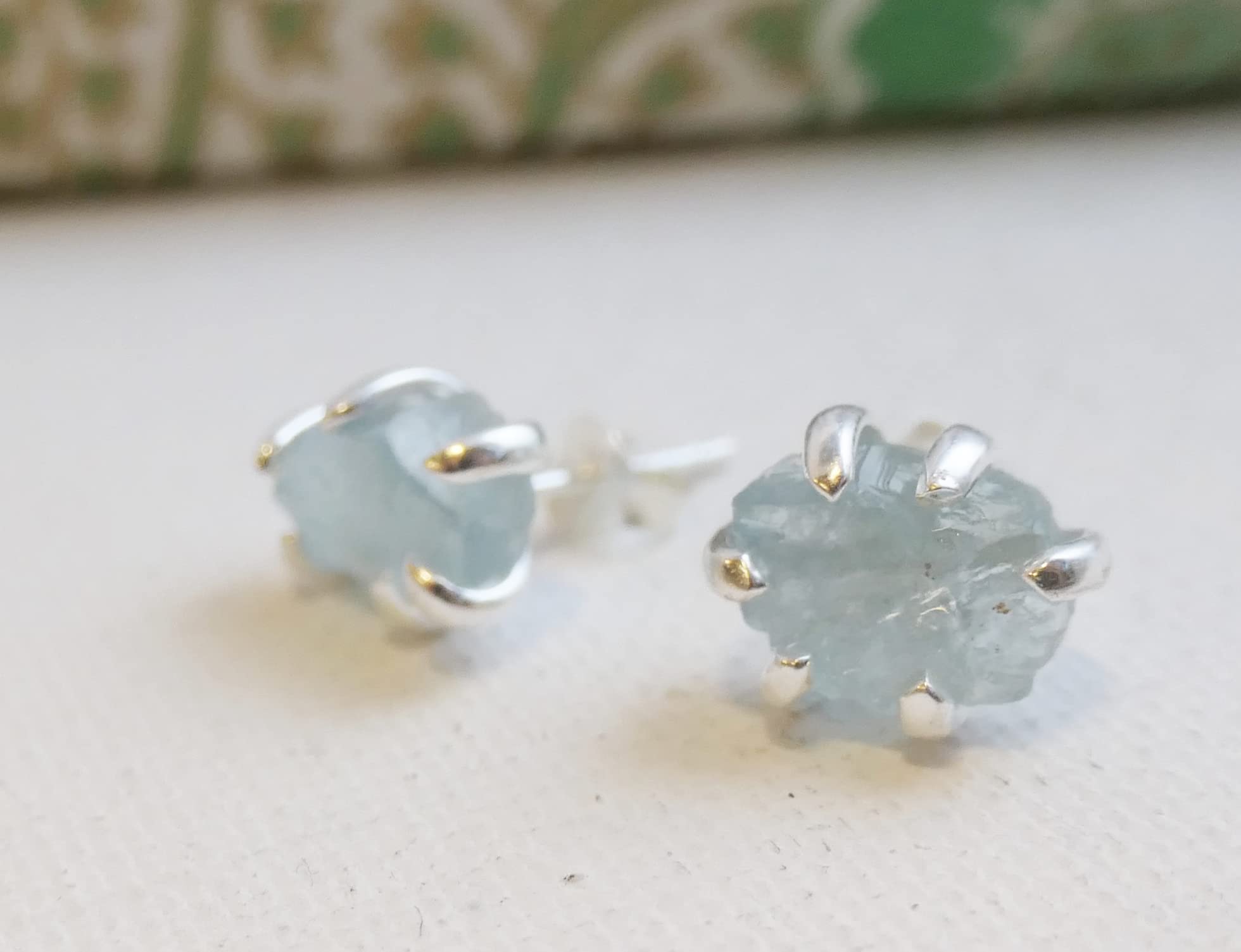 Orecchini a Bottone in Argento Sterling 925 con Acquamarina Grezza Naturale - Pezzo Unico Fatto a Mano con Pietra da 6-8 mm