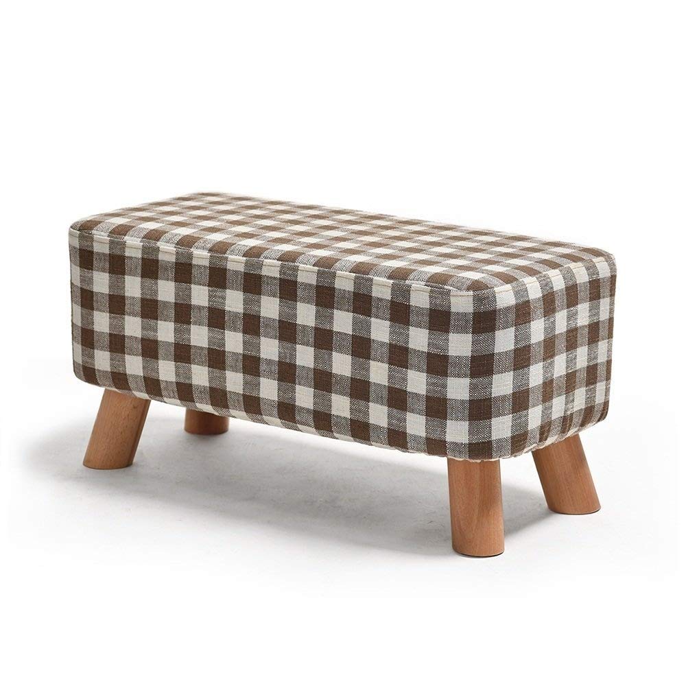 Changer ses chaussures confortablement avec ce tabouret bas en bois