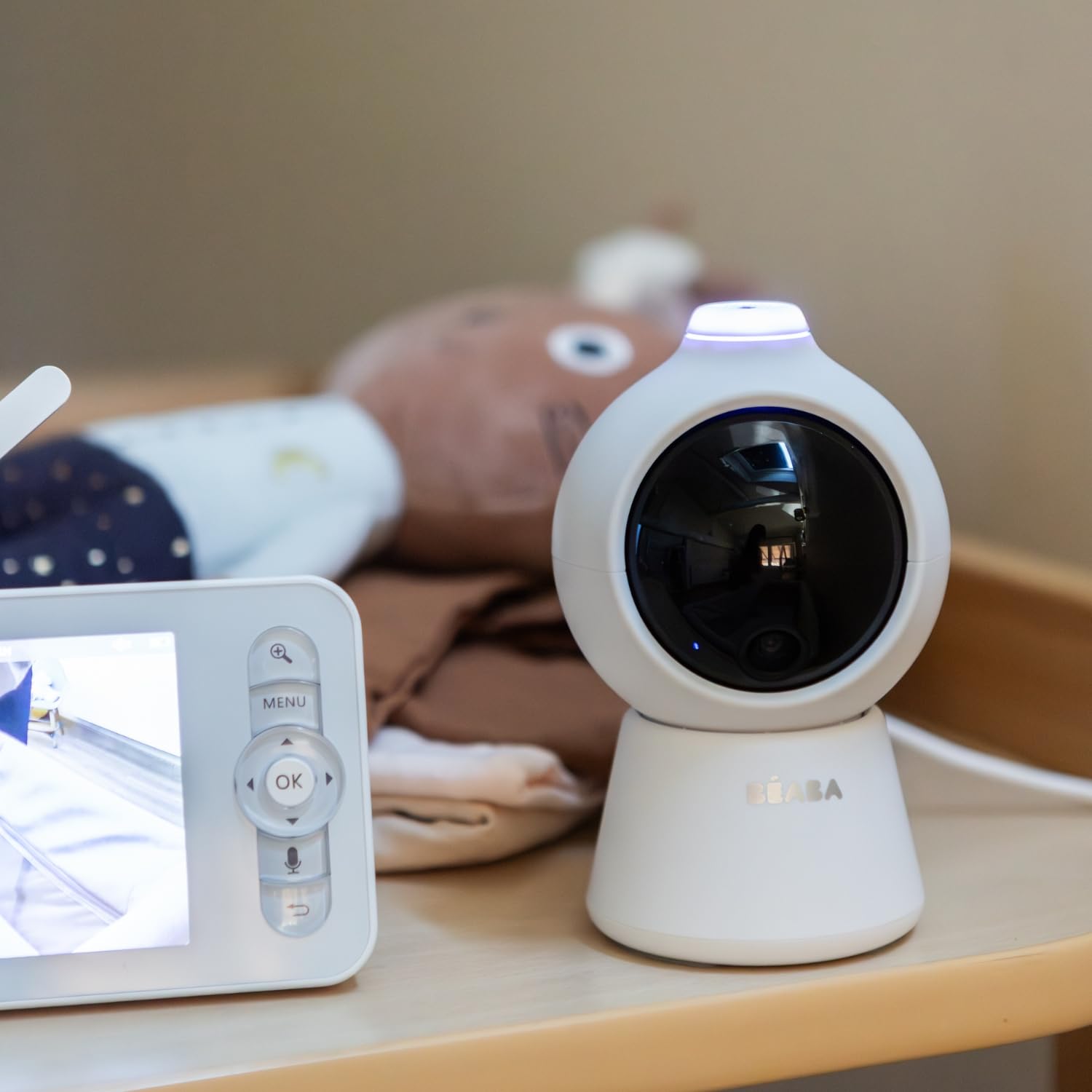 Béaba Zen Smart AI – Vigilabebés con Cámara De Video 3 En 1, Cámara 360° Full QHD 4MP, Pantalla HD 720p, App Móvil, IA Detección De Giro, Visión Nocturna, Luz Nocturna, Walkie Talkie, VOX, Blanco | Cámara 360° Full QHD 4MP, Pantalla HD 720p, IA Detección