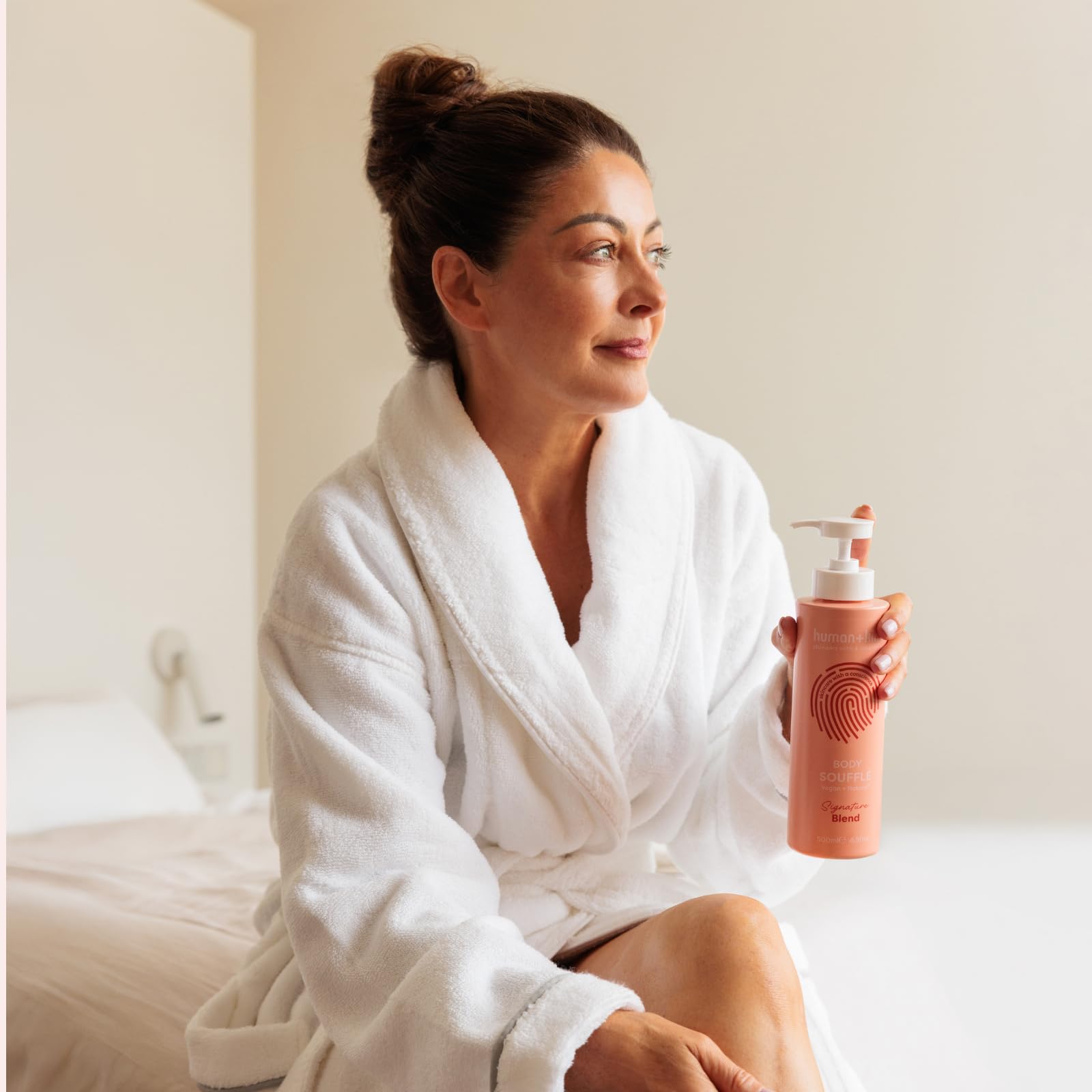 Human+Kind - Body Souffle - Lecht Schlagsahne-Feuchtigkeitscreme schnell ein - idealny do trockene oder zu ekzemen tendencyjnych Haut - natürliche, vegan Hautpflege - Flasche o pojemności 500 ml.