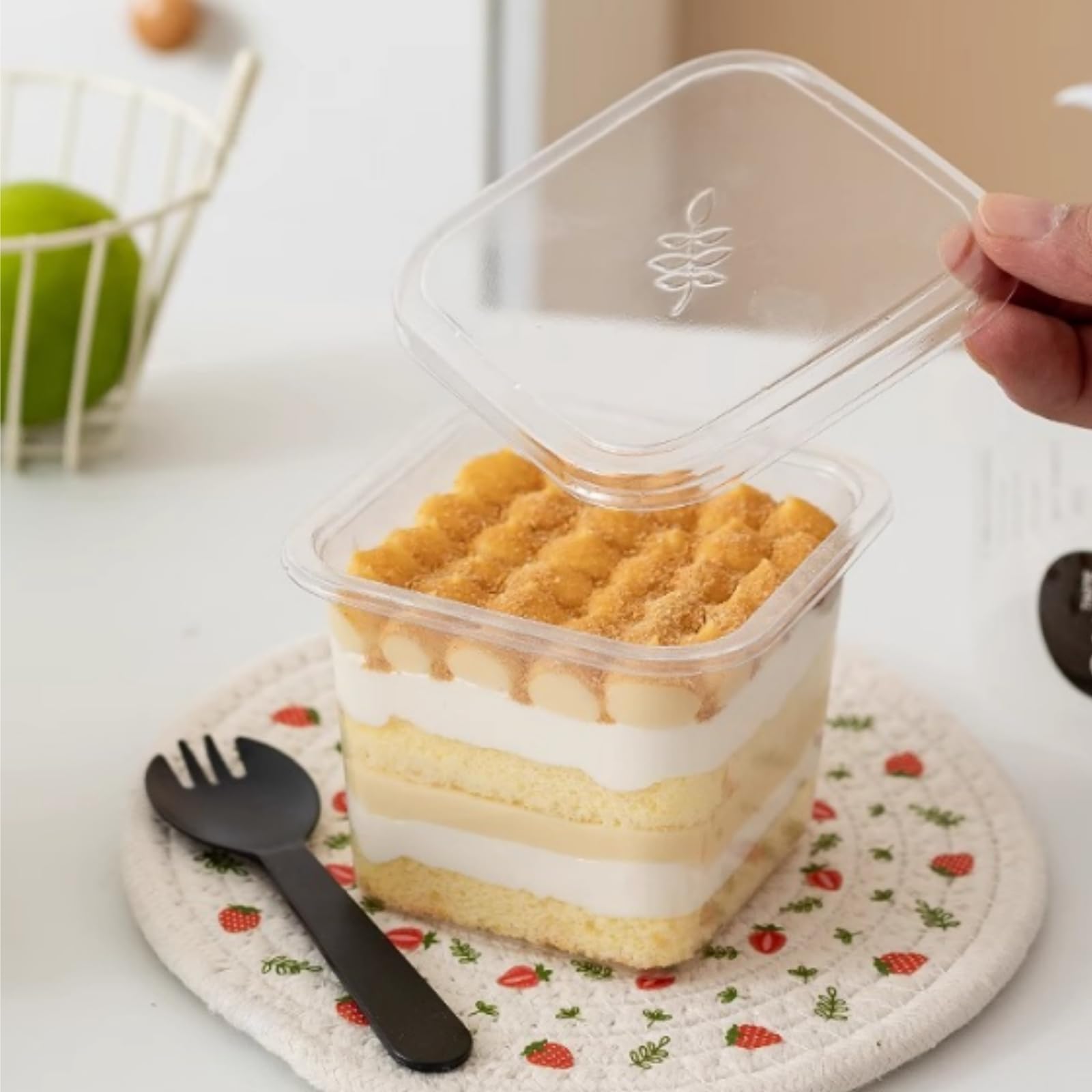 100 Pack 13 oz Square Plastic Dessert Cups, Clear Parfait Cups with Lids Spoons, Disposable Appetizer Tiramisu Container for Pudding, Fruit, Mousse, Shortcake, Yogurt