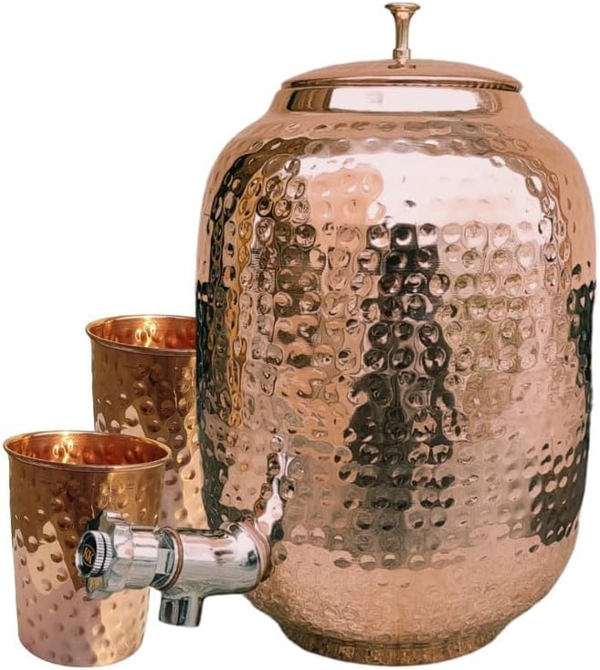 Fashnkart Dispensador de agua de cobre puro martillado a mano hecho a mano, 2 vasos de vidrio, tanque de almacenamiento de agua curativa ayurveda, 16 litros