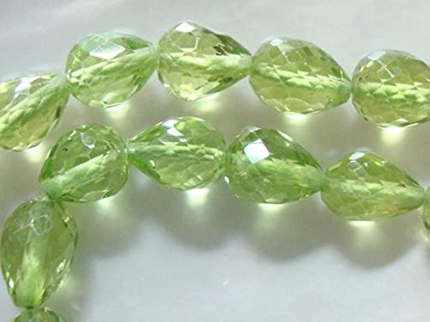 Peridot Teardrop Briolette facetté véritable de 6x4mm pour création de bijoux uniques (20 pcs)
