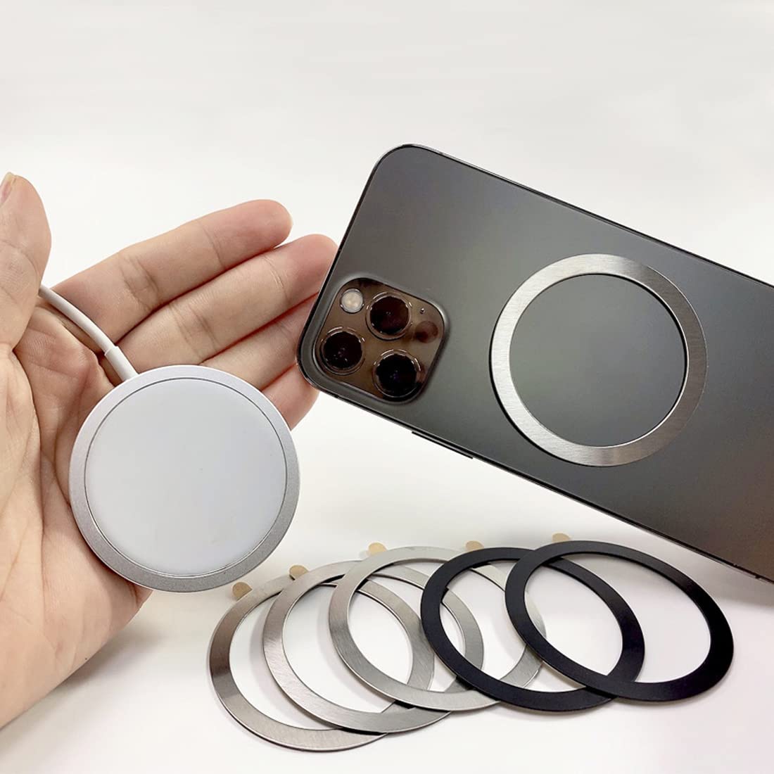 Uniwersalny bezprzewodowy metalowy magnes z naklejką - 2 kolory ultra cienkie metalowe pierścienie kompatybilne z bezprzewodową ładowarką samochodową MagSafe do większości smartfonów