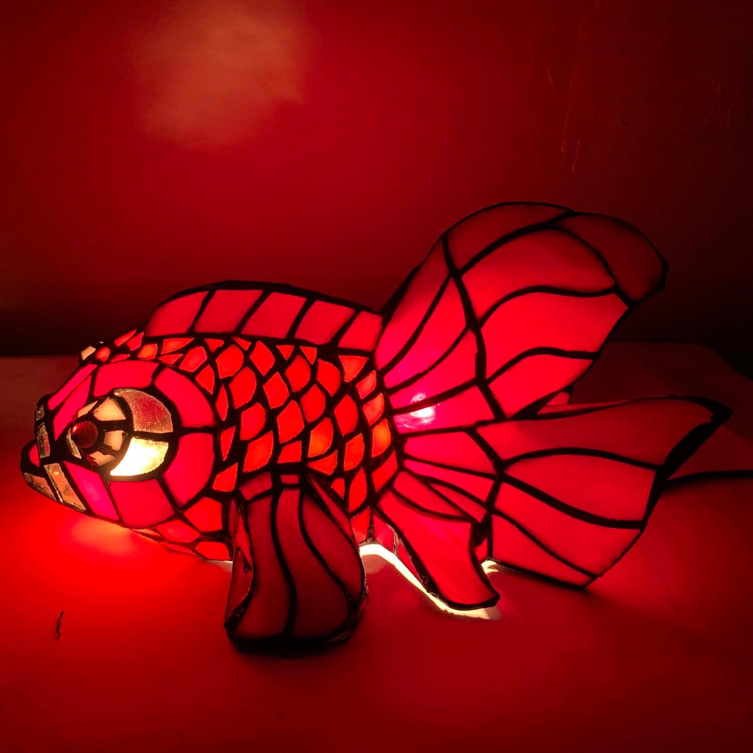 Bieye L10827 Red Telescope Fantail Goldfish Tiffany Style Stained Glass Table Lamp for Home Décor