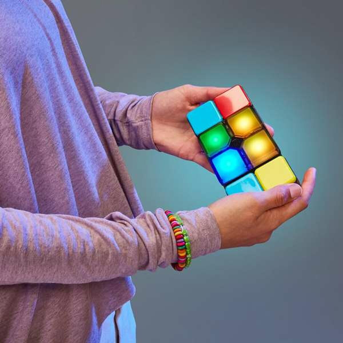 Tragbares elektronisches Spiel FLIPSLIDE – Drehen, Gleiten, Kombinieren! Farbblocks an die Lichter anpassen, 4 Spielmodi, Multiplayer