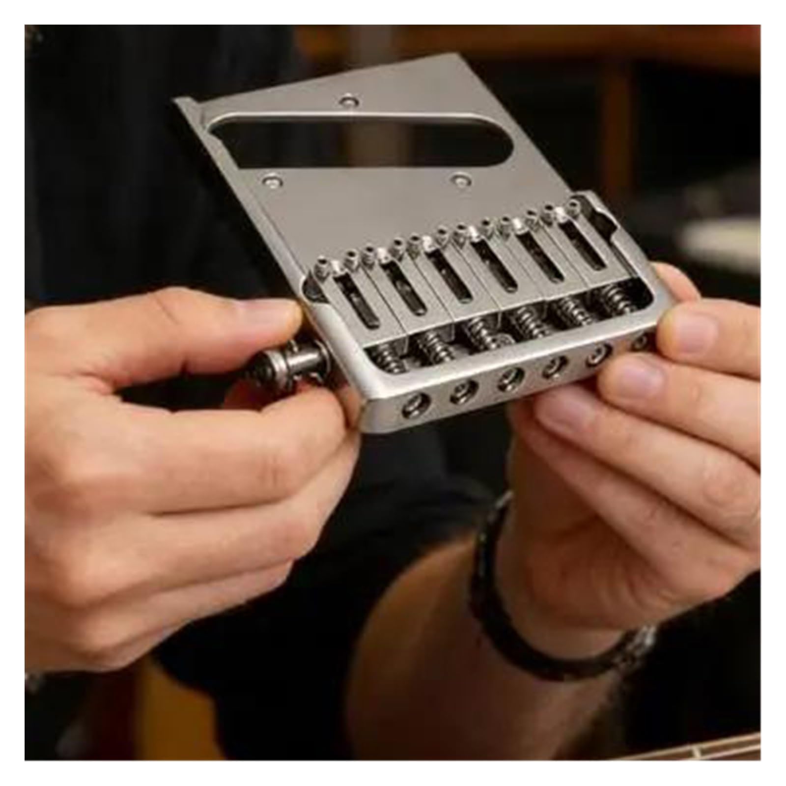 Mostki Gitarowe Do Instrumentów Muzycznych Są Wyposażone W Regulowane Mosiężne Siodełka