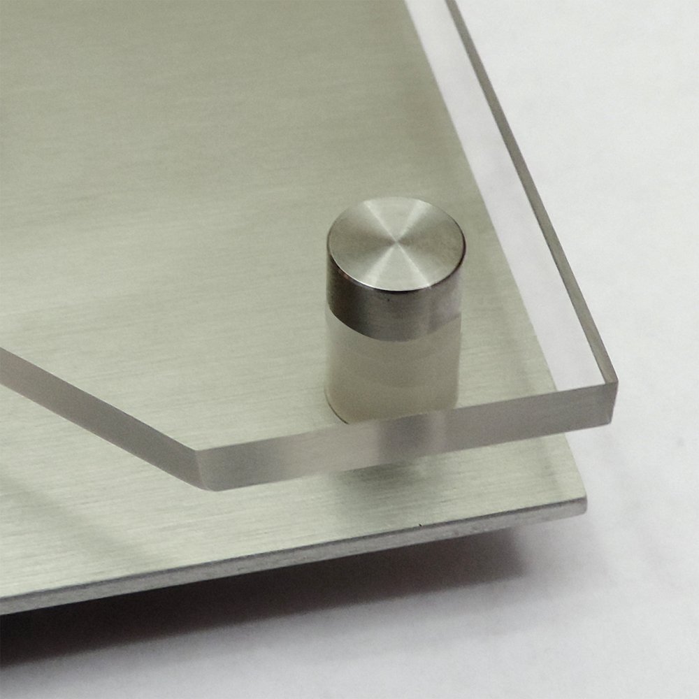 Modernes Namensschild/Türschild D1 made by GravUp mit Hausnummer : Gravur nach Wunsch - Aluminium im Edelstahloptik Acrylglas. + 4er Set Edelstahl V2A Zierkappen + Gewinderingen.