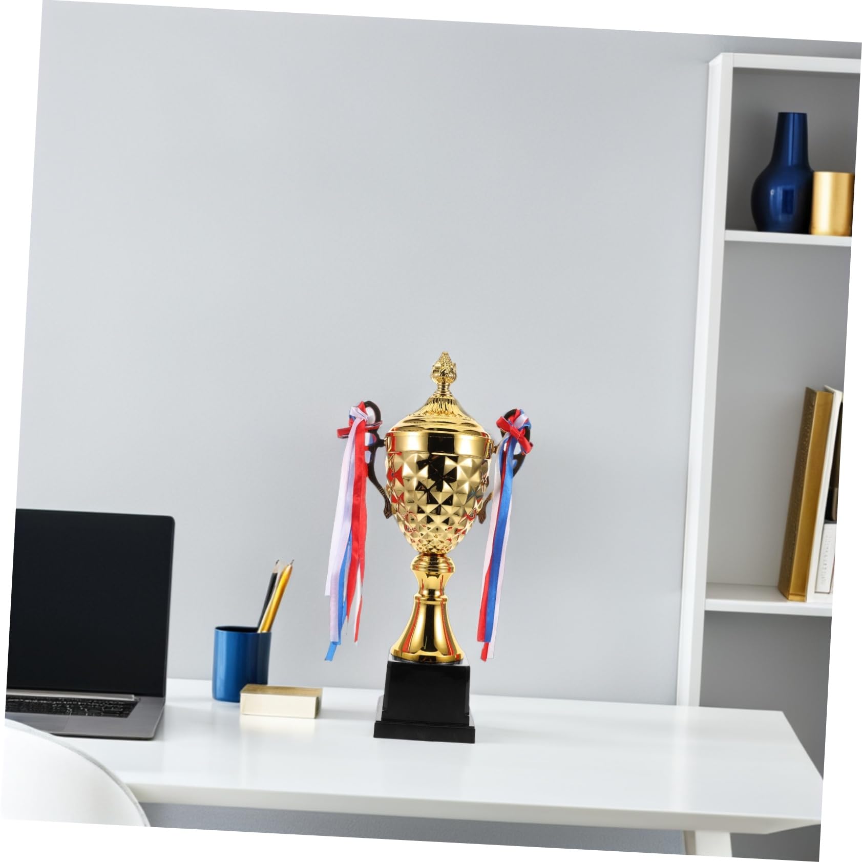 BESPORTBLE Goldene Trophäe Aus Metall Großer Pokal Für Sportveranstaltungen Gravierte Trophäe Als Erinnerungsstück Siegerpokal Für Turniere Robuste Metalltrophäe Mit Anspruchsvollem Design