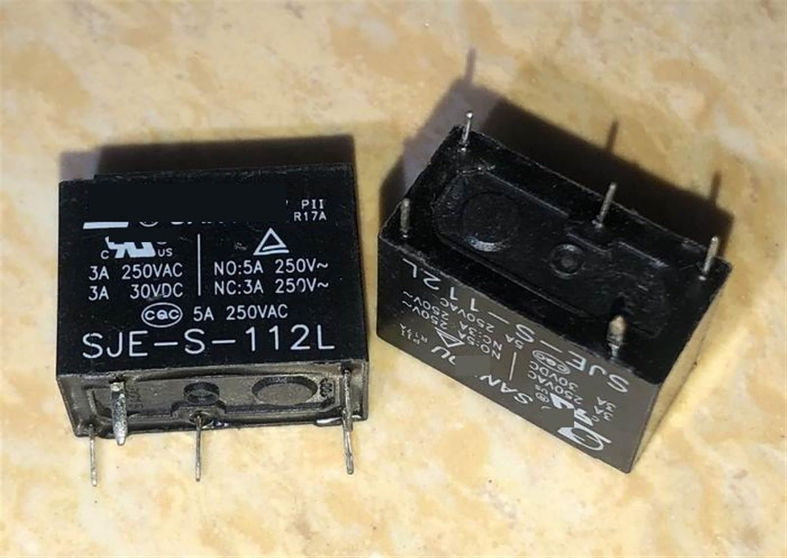 Relais 5 Broches 12V 5A KmoNo SJE-S-112L 33F-1C pour circuit imprimé