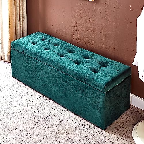 Banc de lit rembourré vert dans une entrée chic et salon moderne