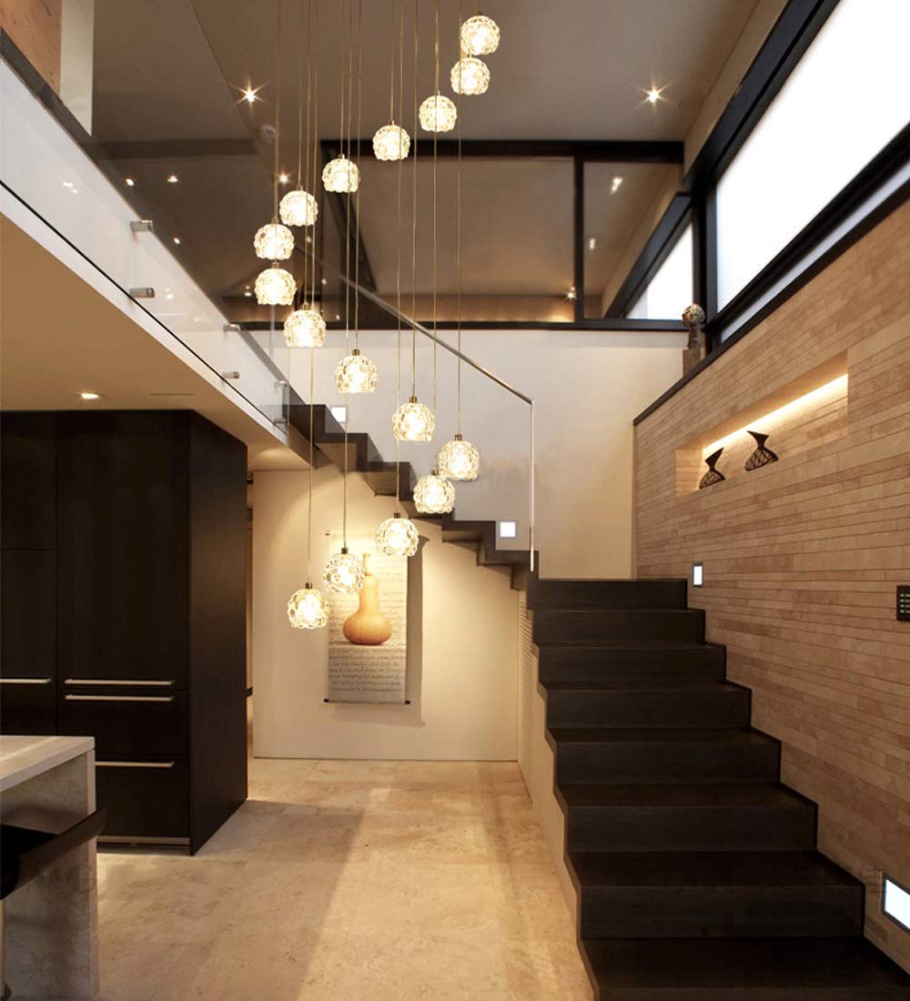 Lustre de luxe pour escalier de villa permettant d'éclairer un haut plafond