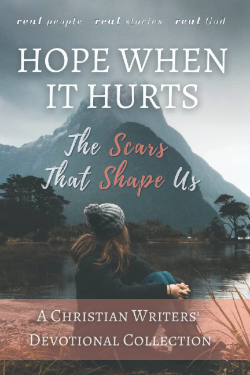 Hope When it Hurts: The Scars that Shape Us: A Christian Writers' Collection (LARGE PRINT EDITION) (Christian Devotional Collaborations)