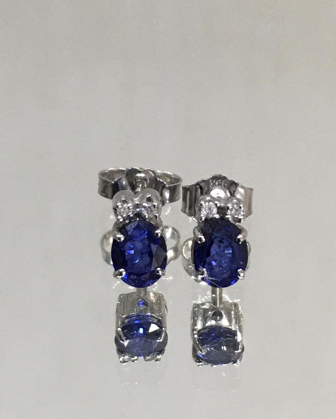 Orecchini a lobo da donna in oro bianco 18kt con zaffiri e diamanti veri naturali, Perno e farfallina.