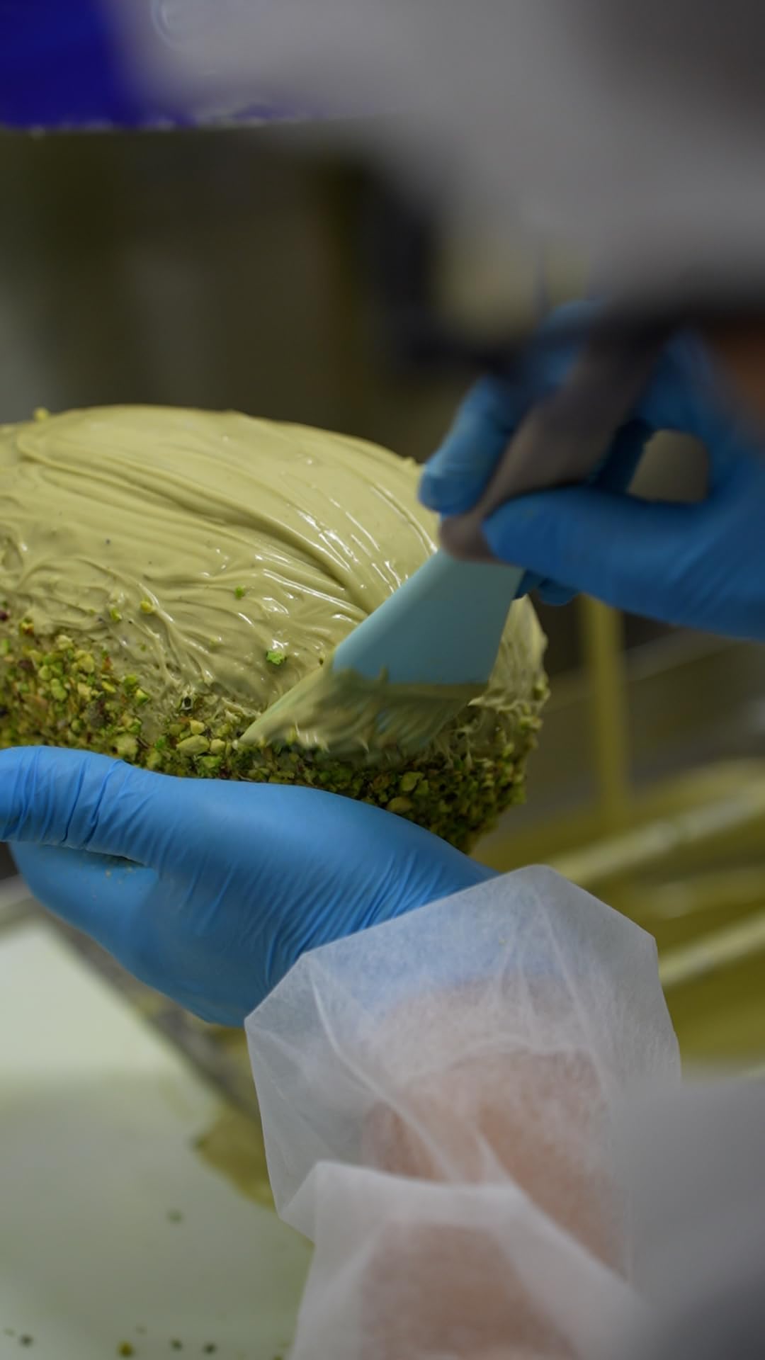 Uovo Di Pasqua al pistacchio con sorpresa all'interno in elagente scatola regalo. Realizzato con pregiato cioccolato senza l'utilizzo di surrogato. Prodotto di qualità