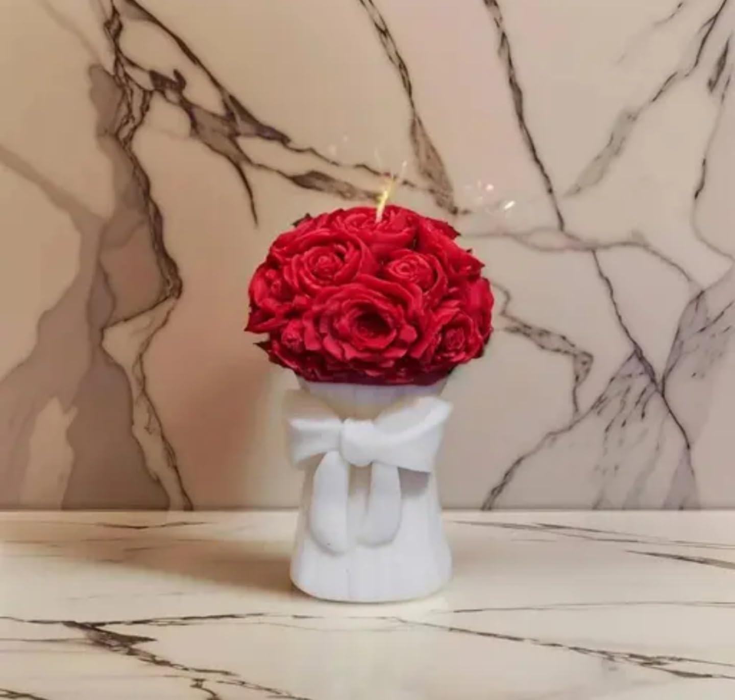 Bougie décorative rose et nœud blanc pour célébrer l'amour au quotidien