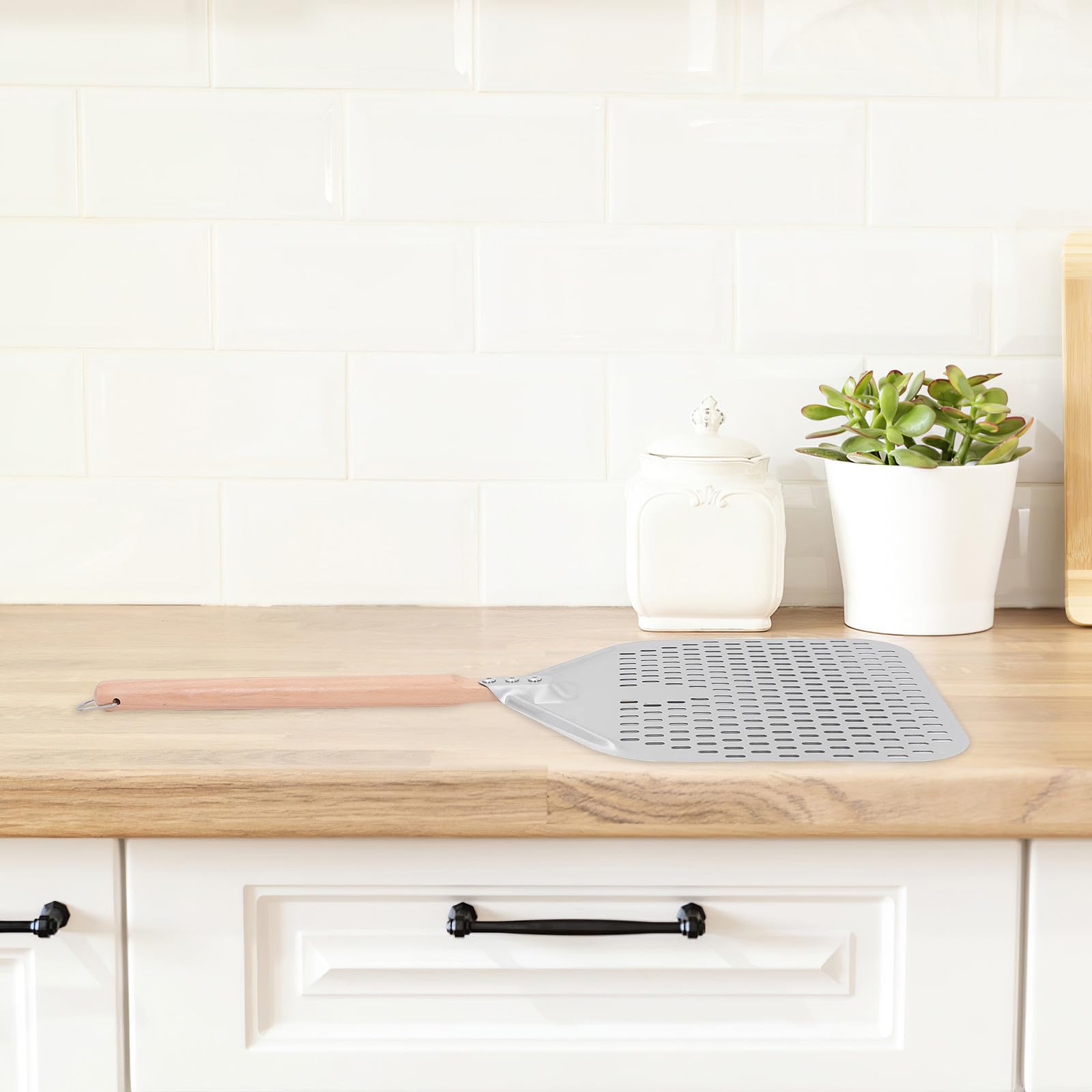 DOITOOL Pala de pizza de acero inoxidable con mango de madera para fácil almacenamiento - Pala perforada con agujeros para hornear pan artesanal casero 28.69 x 11.99 pulgadas