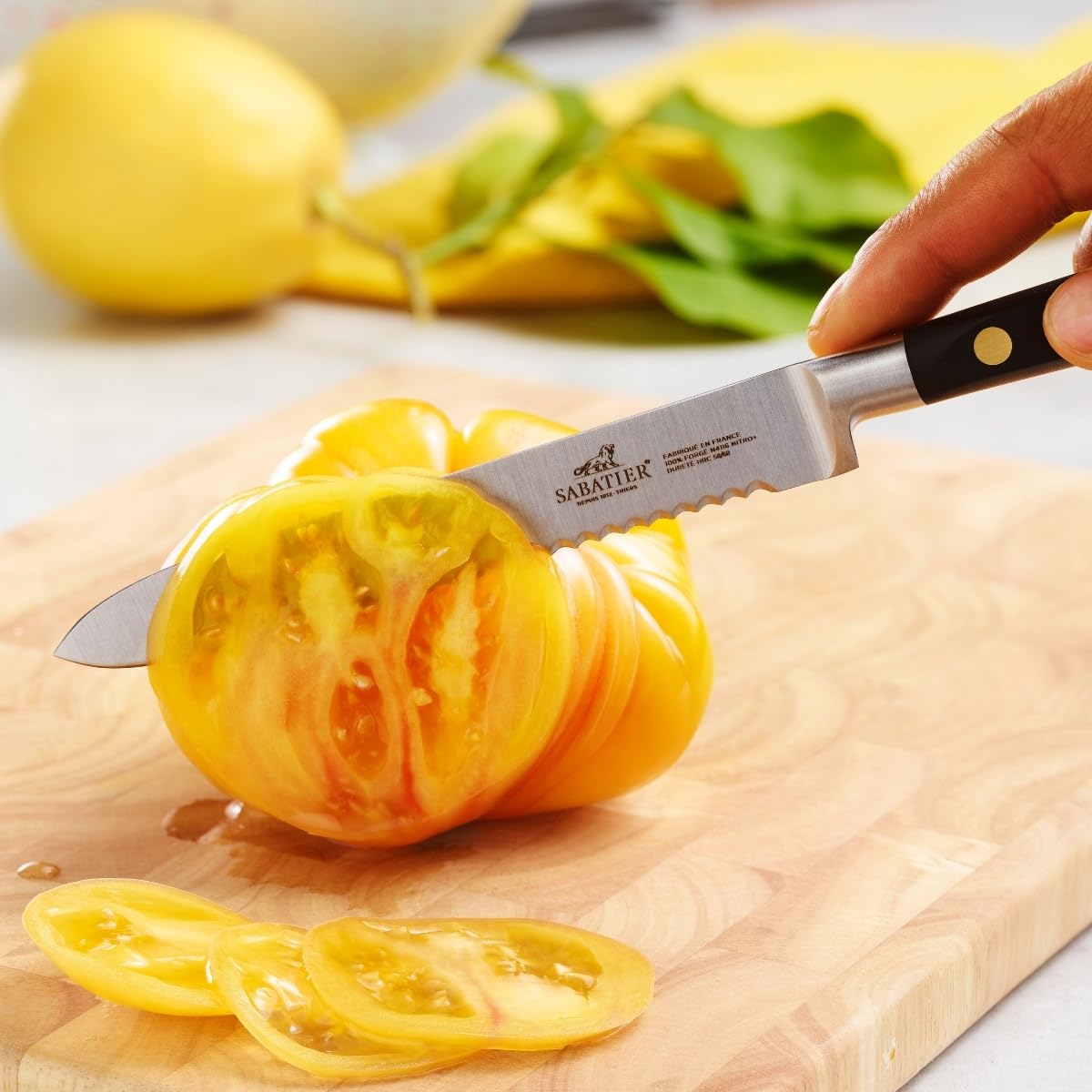 Sabatier LION Couteau Universel OPTIMAL 100 pour cent Forgé - Fabriqué en France - 12 cm - Lame Dentelée Inox et Rivets en Laiton opitmale pour Trancher avec Précision les Tomates