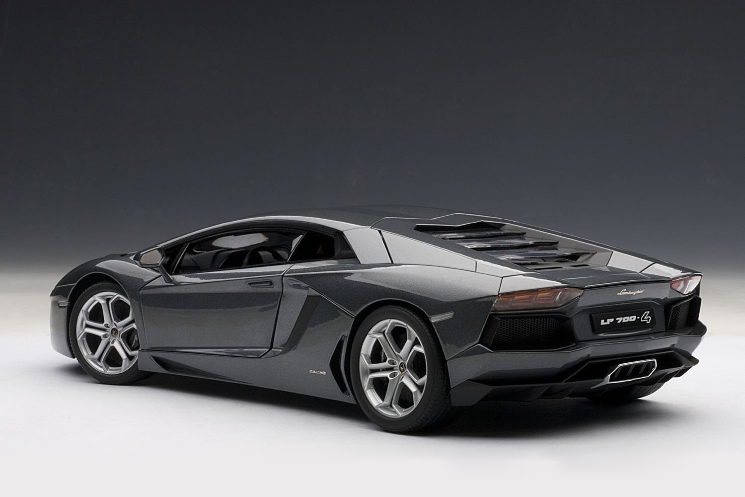 AUTOart Lamborghini Aventador LP700-4 2011 grau metallic 1:18