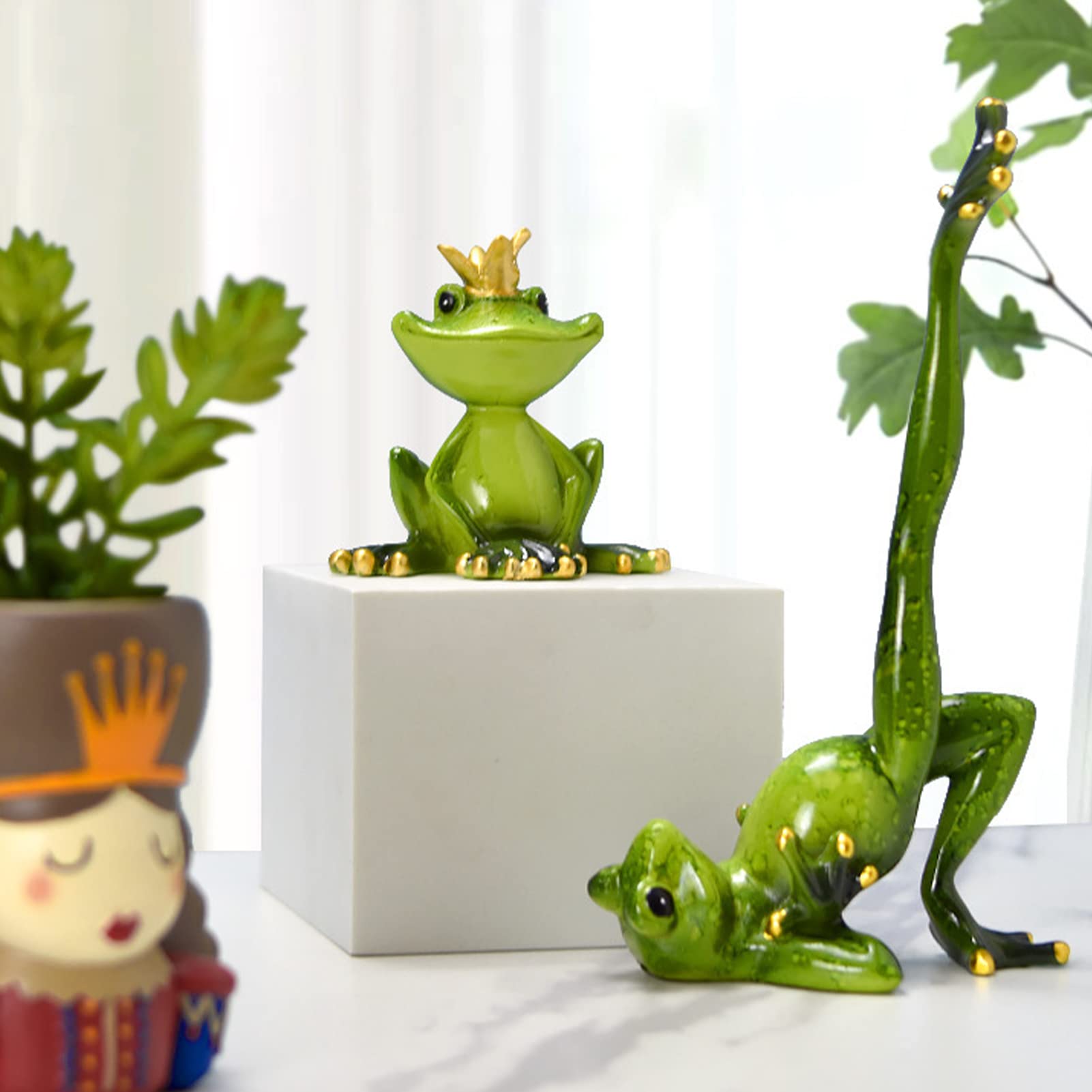SYFUNLV 4 sztuki figurek żaby 3D, z żywicy, 4 różne pozycje jogi, dekoracyjna figurka żaby siedząca w pozycji jogi, zabawny kreatywny ornament na biurko, do biura domowego