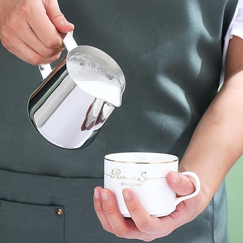 Miniatura 5 de Kyraton - Jarra de espuma de leche de 12 onzas  11.8 fl oz, jarra de vapor de acero inoxidable con bolígrafo decorativo, tazas de espumador de café